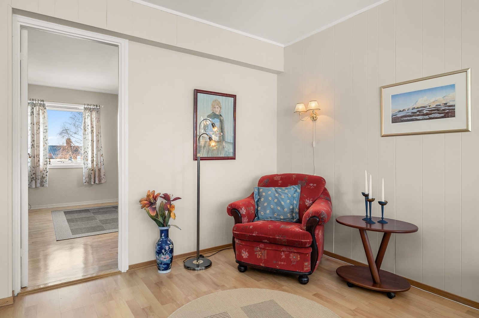 Man har inngang til det største soverommet fra stuen. Galleribilde