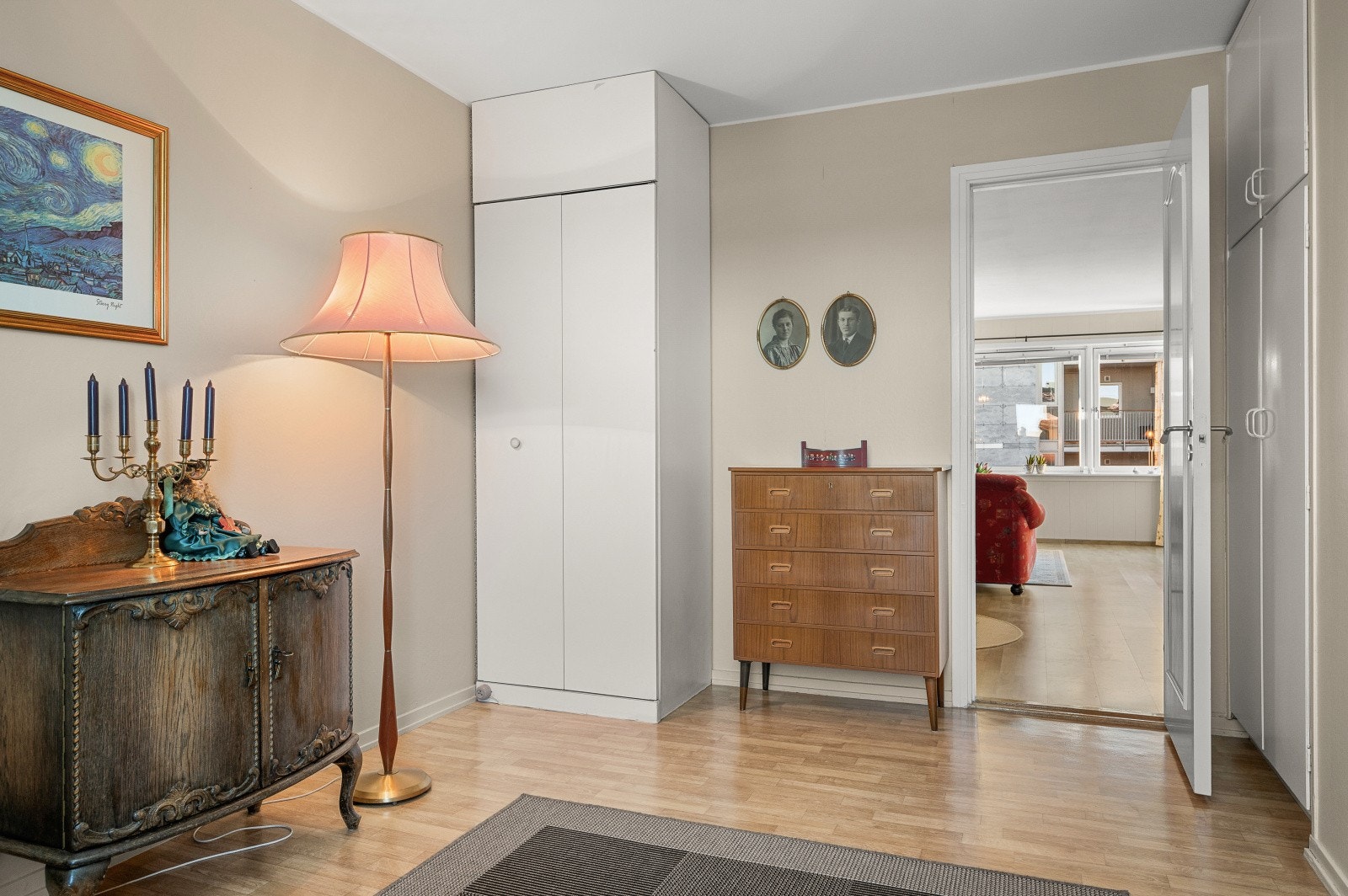 Rommet har godt med plass for garderobe. Galleribilde