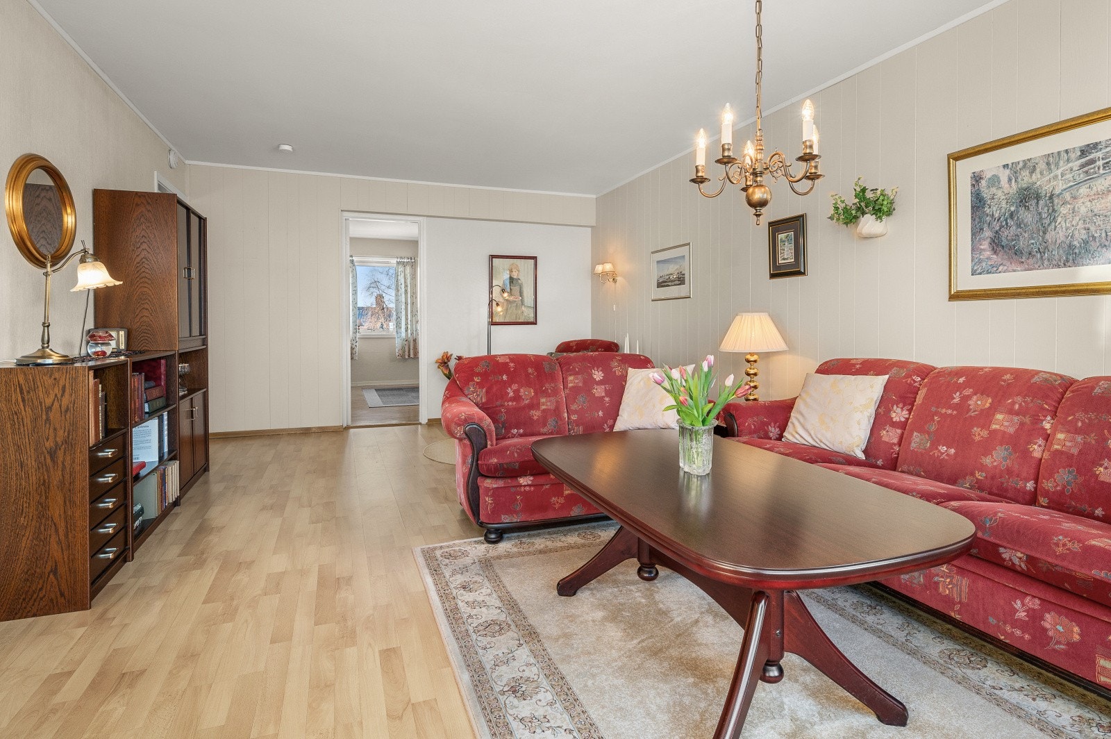 Borettslaget har felleskostnader på kr 5.724,- som inkluderer grunnpakke fra Telenor TV/internett, kommunale avgifter, vaktmester-tjenester, vask av fellesarealer, løpende drift og vedlikehold i borettslaget og avdrag og renter på andel fellesgjeld. Galleribilde