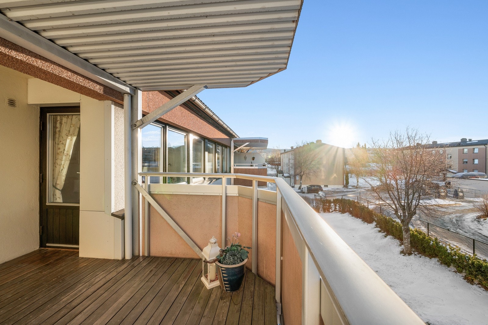 Leiligheten har romslig balkong med overbygg. Her er det sol gjennom formiddagen, ettermiddagen og kvelden på sommerstid. Balkongen er 10 kvm. Galleribilde