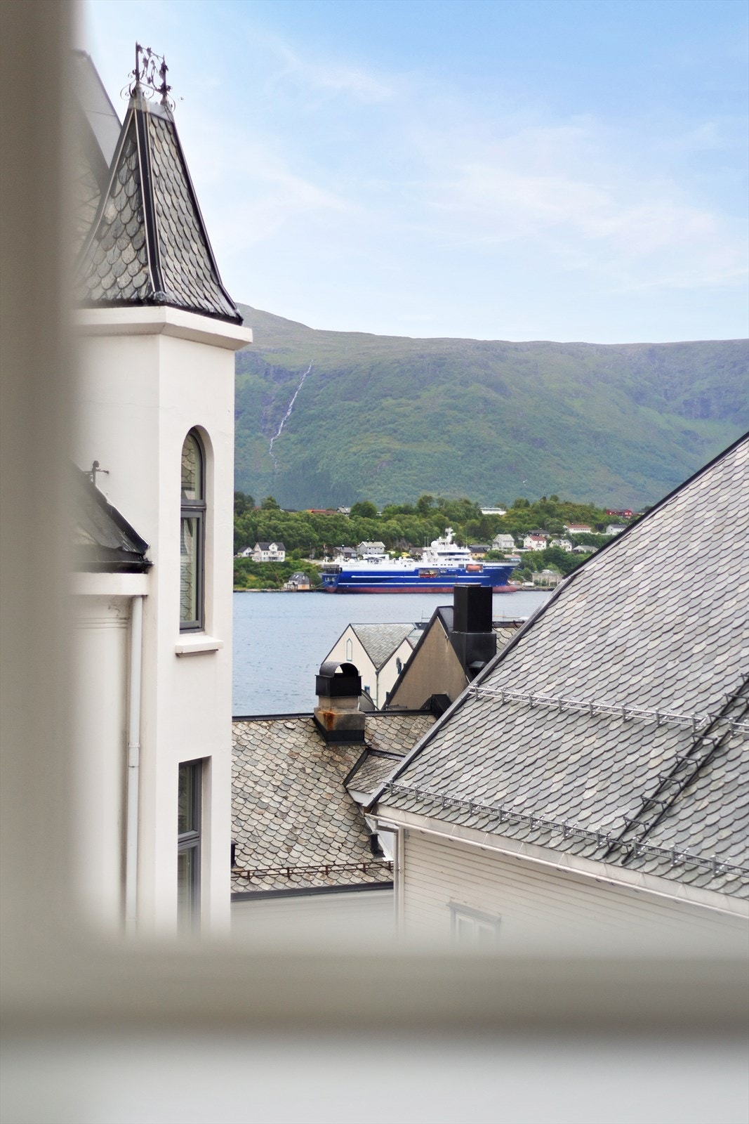 Fra stuevinduet får en trivelig sentrumsutsikt prydet av skifertak, i tillegg til glimt mot Aspevågen og Sulafjellet Galleribilde