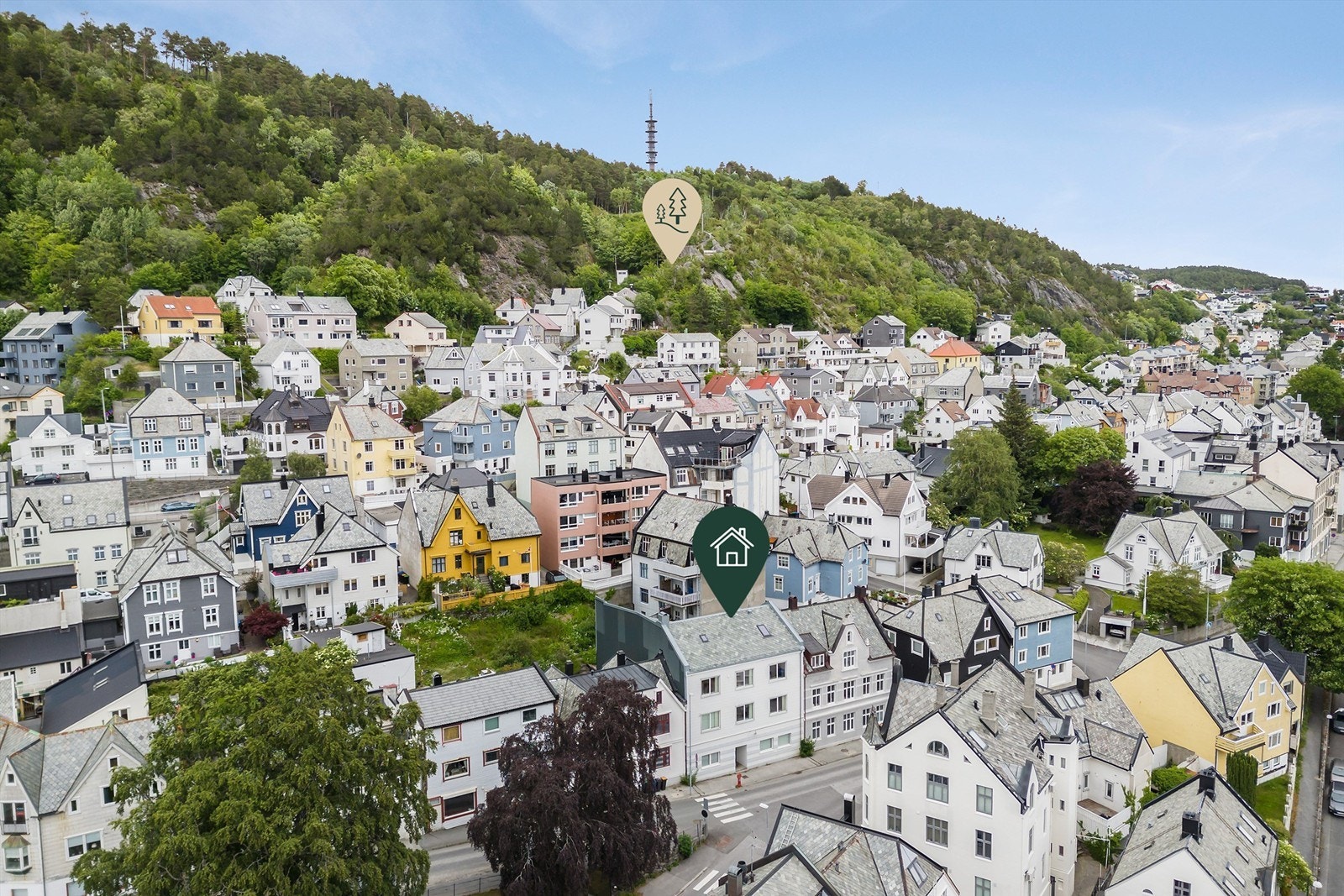 Leiligheten har en sentral beliggenhet med kort veg til det meste hverdagen krever. Like bak leiligheten ligger Vannspringdalen, som fører deg inn på de flotte turstiene på byfjellet Galleribilde