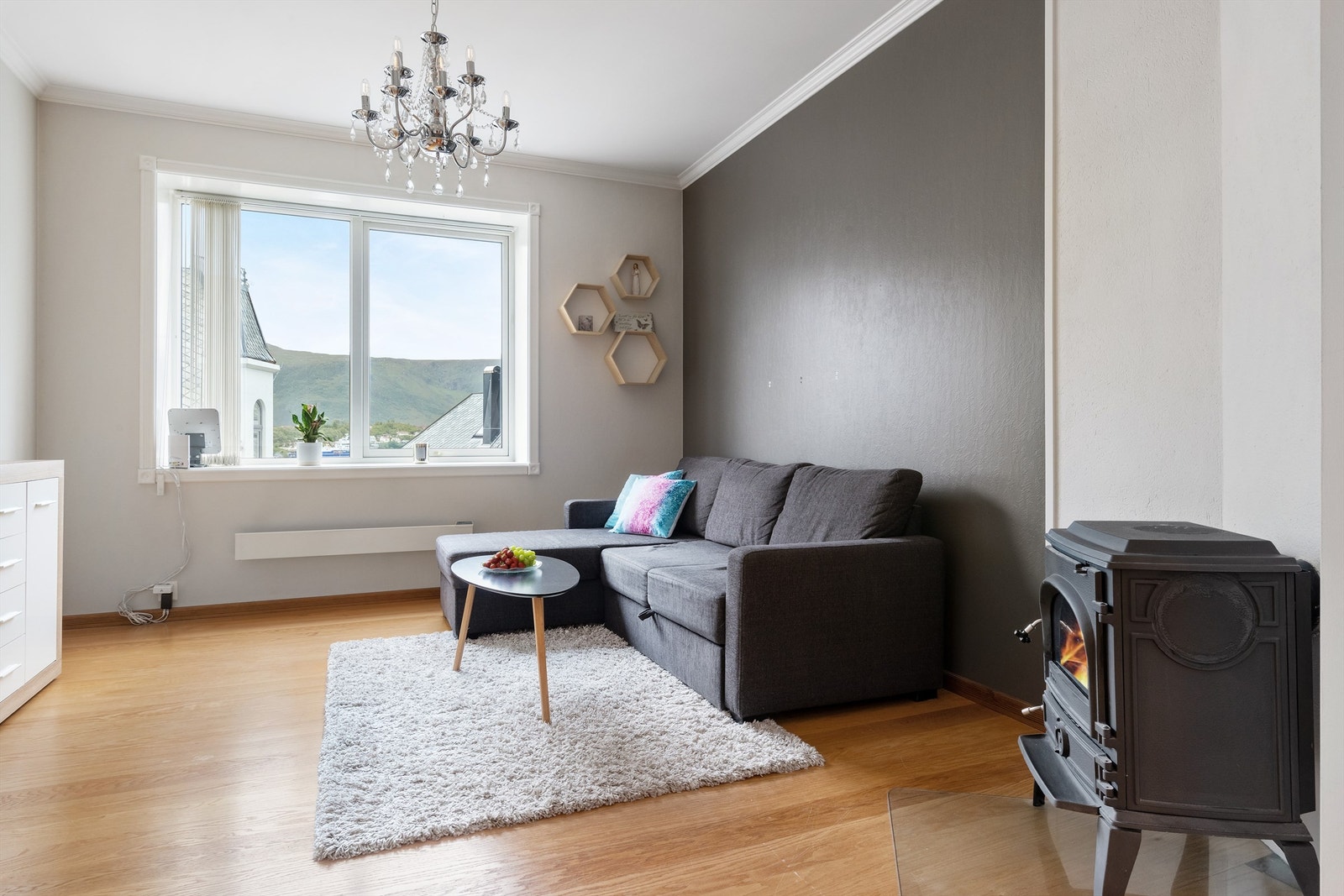 Stuen kan fint møbleres med både sofa og tilhørende sofabord, i tillegg til øvrig møblement Galleribilde