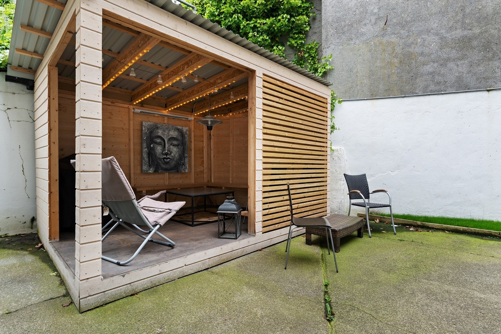 Beboerne i sameiet har tilgang til en fellesbakgård som er opparbeidet med en trivelig pergola Galleribilde