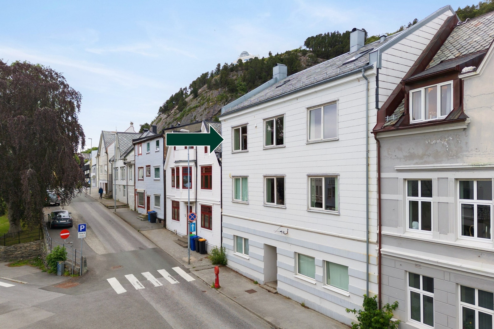 Leiligheten har en pen standard med praktisk planløsning som fordeler seg på entré, stue, kjøkken, bad og soverom. Takhøyden er målt til ca 2,7 meter Galleribilde