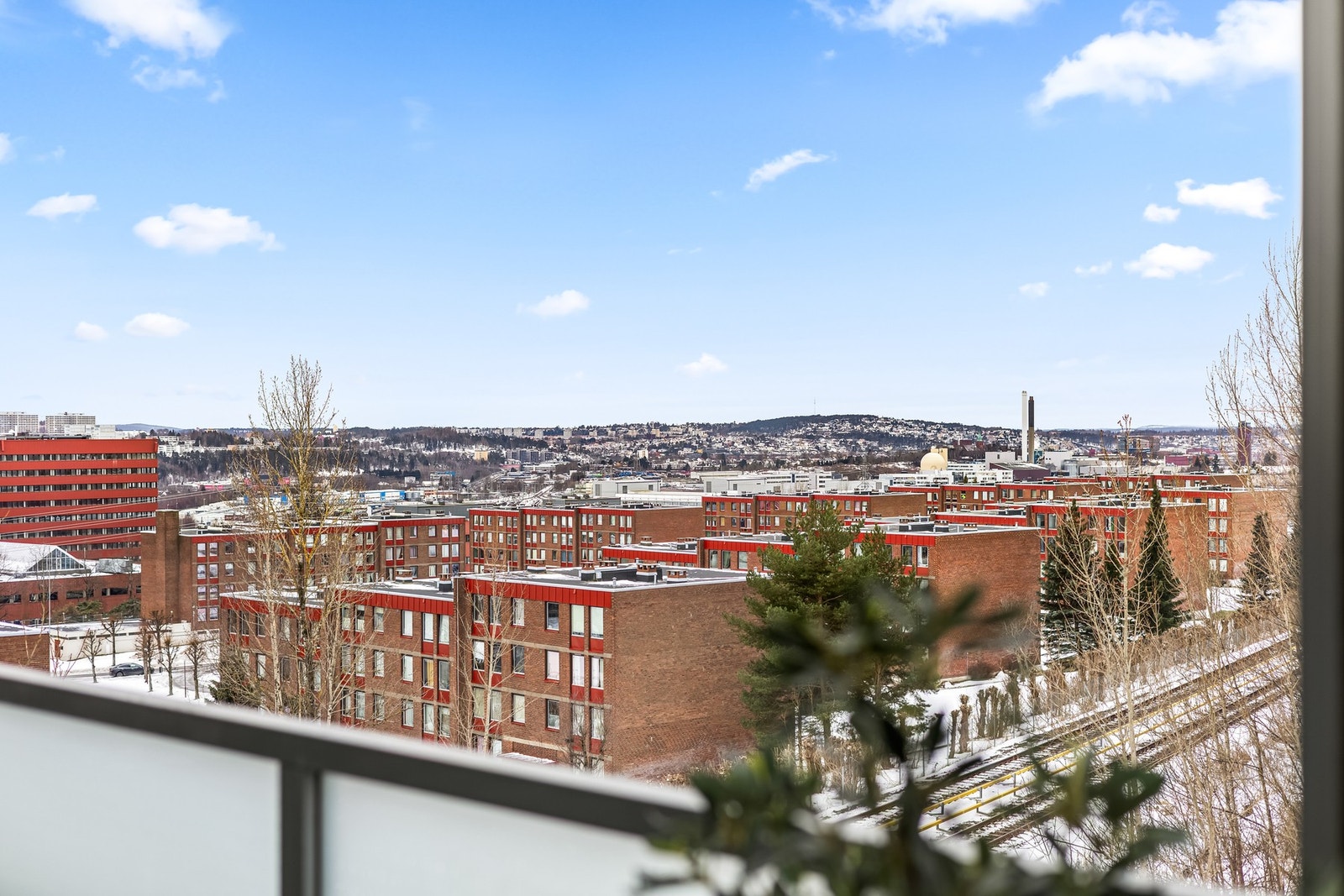 Beliggenheten internt i borettslaget sørger for god utsikt utover nærmeste nabolag og mot Oslo Øst. Galleribilde