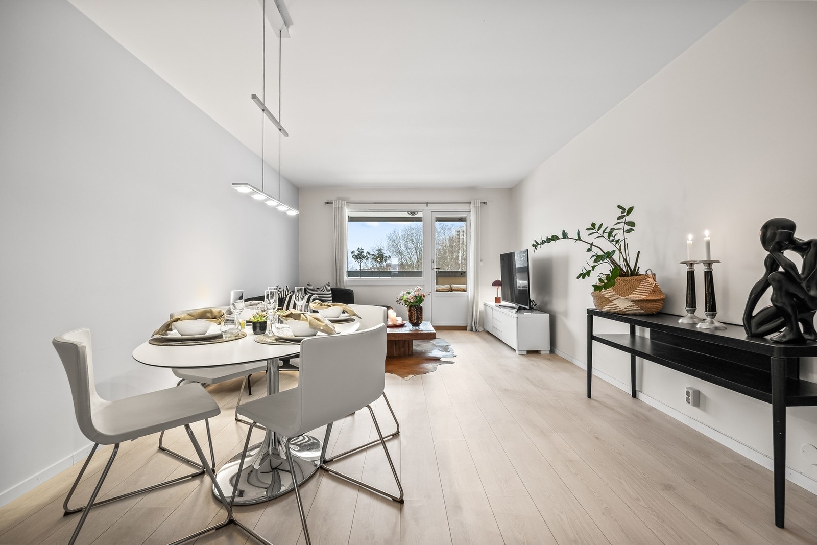 Boligen har vært gjennom en rekke oppgraderinger de senere år. God standard på alt av innredning og overflater. Galleribilde