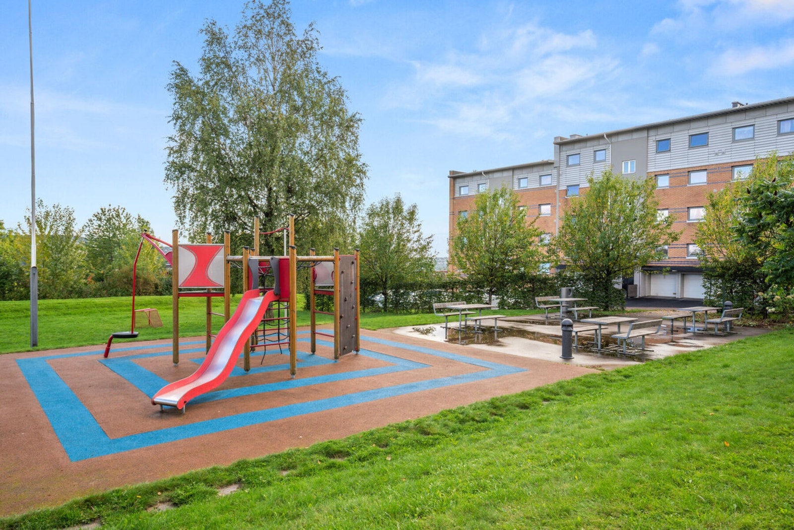 Området rundt blokken er omringet av pent opparbeidede grøntområder. Galleribilde