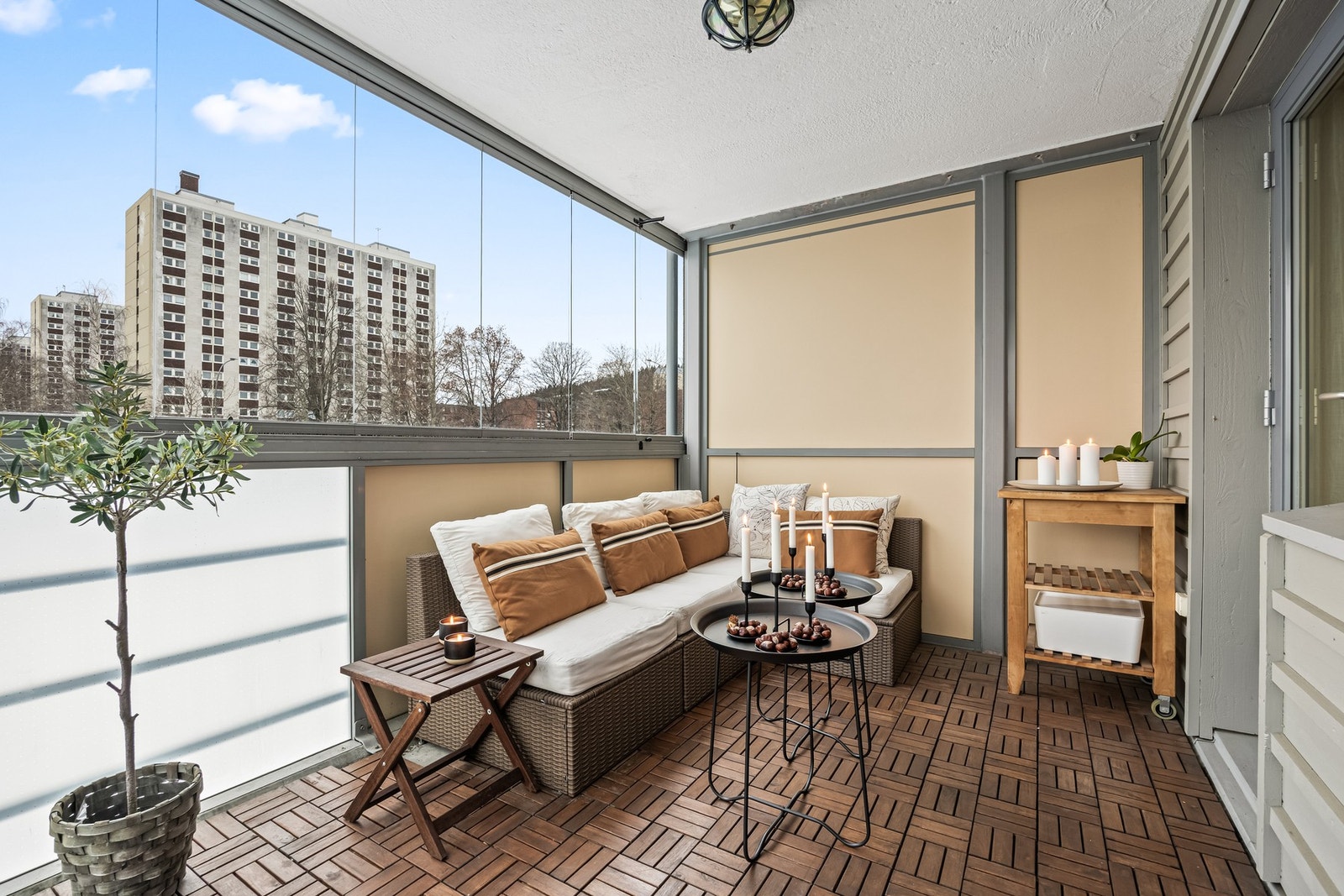 God plass til utemøblement, grill og diverse beplantninger. Galleribilde