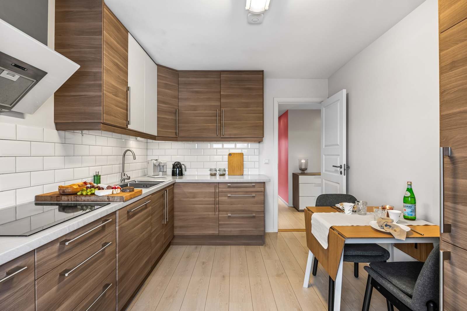 Plass til eget spisebord, potensialt til 4-6 personer. Galleribilde