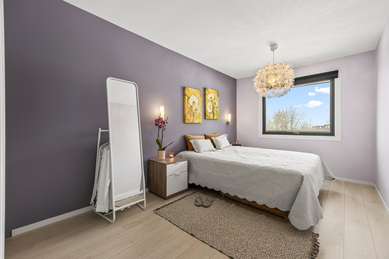 Boligens hovedsoverom er av god størrelse og har plass til dobbeltseng med tilhørende møblement. Galleribilde