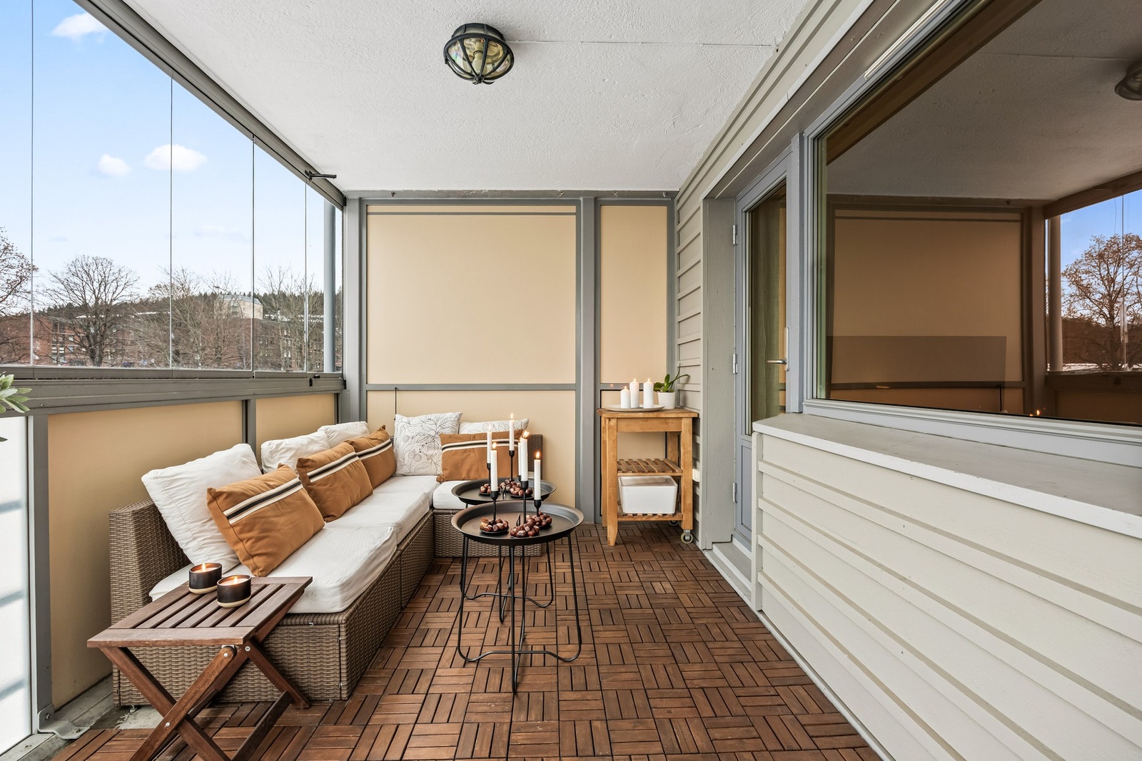 Balkongen har gode solforhold fra tidlig formiddag til kveld. Galleribilde