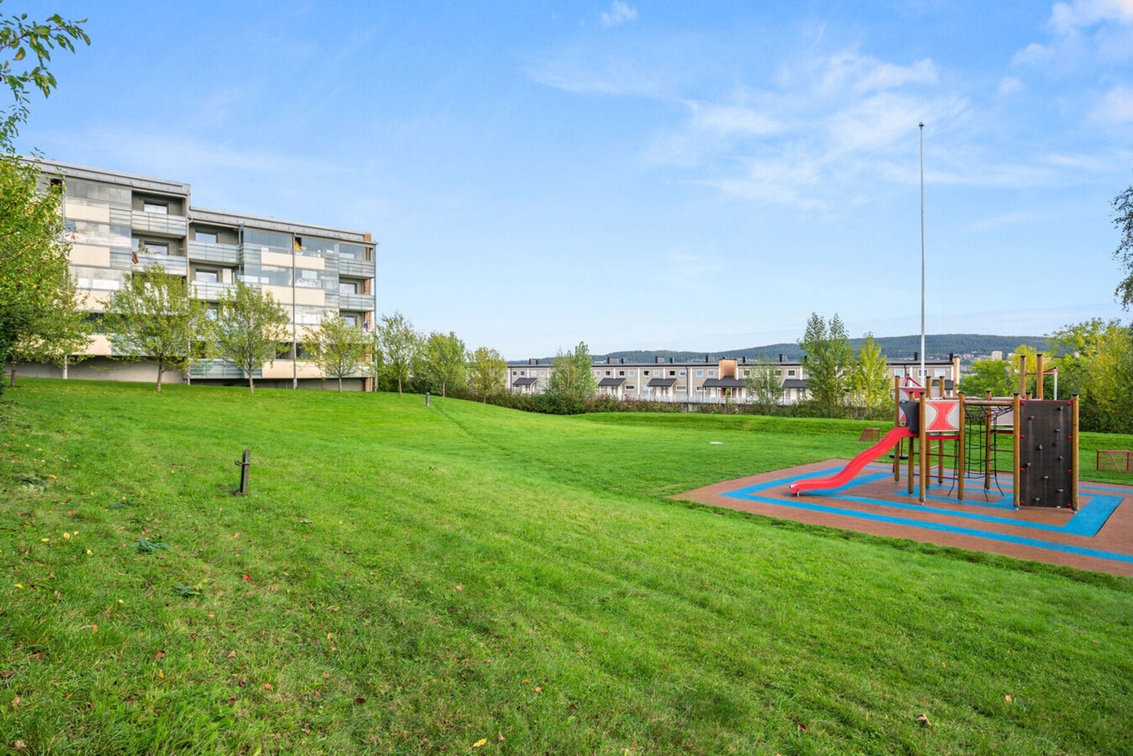 Det er muligheter for leke av utvendig p-plass og garasjeplass etter ventelisteprinsippet. Galleribilde