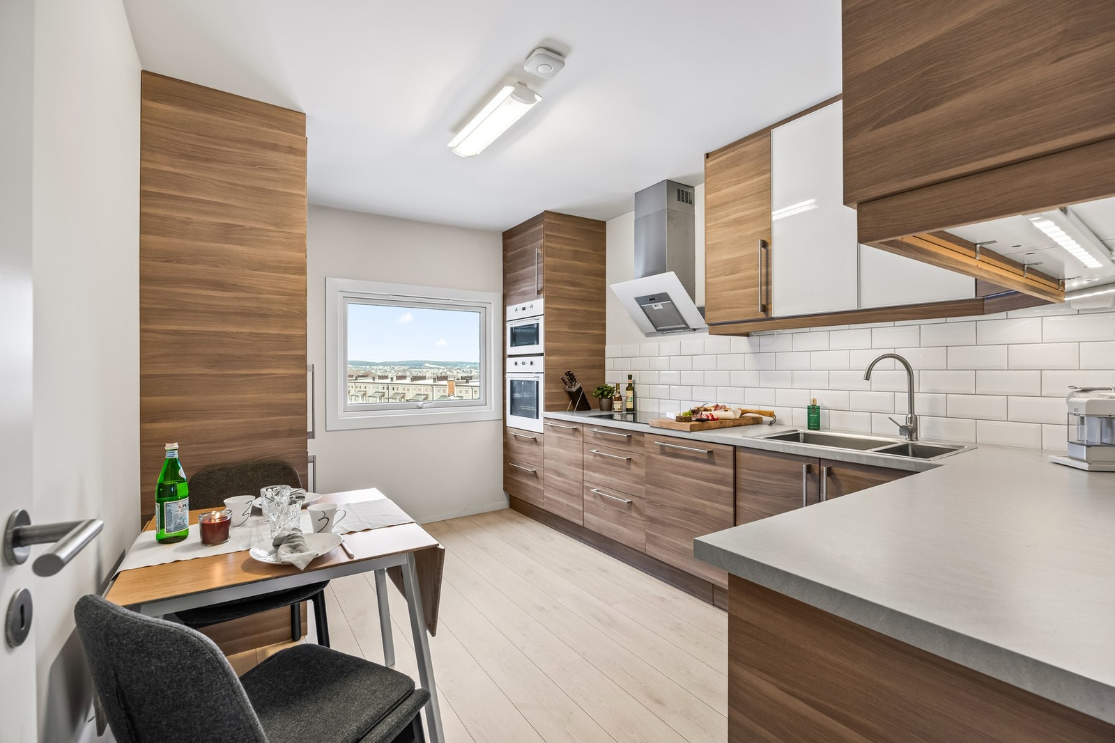 Kjøkkenet ligger adskilt fra stuen og er godt utnyttet med benke- og skapplass. Et stort vindu gir godt med lys og sørger for et hyggelig arbeidsrom. Galleribilde