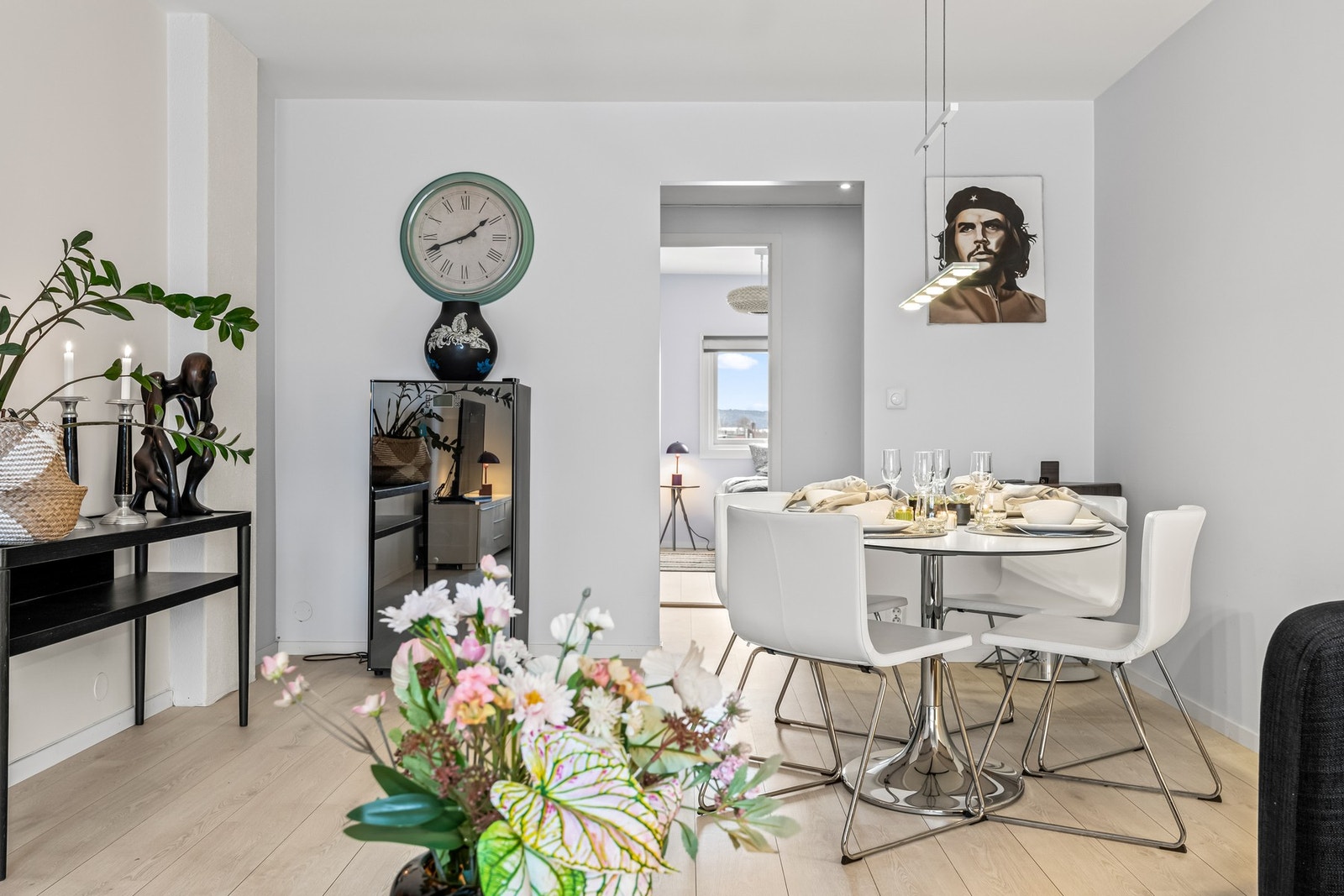 Det er valgt et tidløst, lyst fargevalg på overflatene. I kombinasjon med store, nyere vindusflater fra 2014 gir dette en lys og luftig atmosfære. Galleribilde