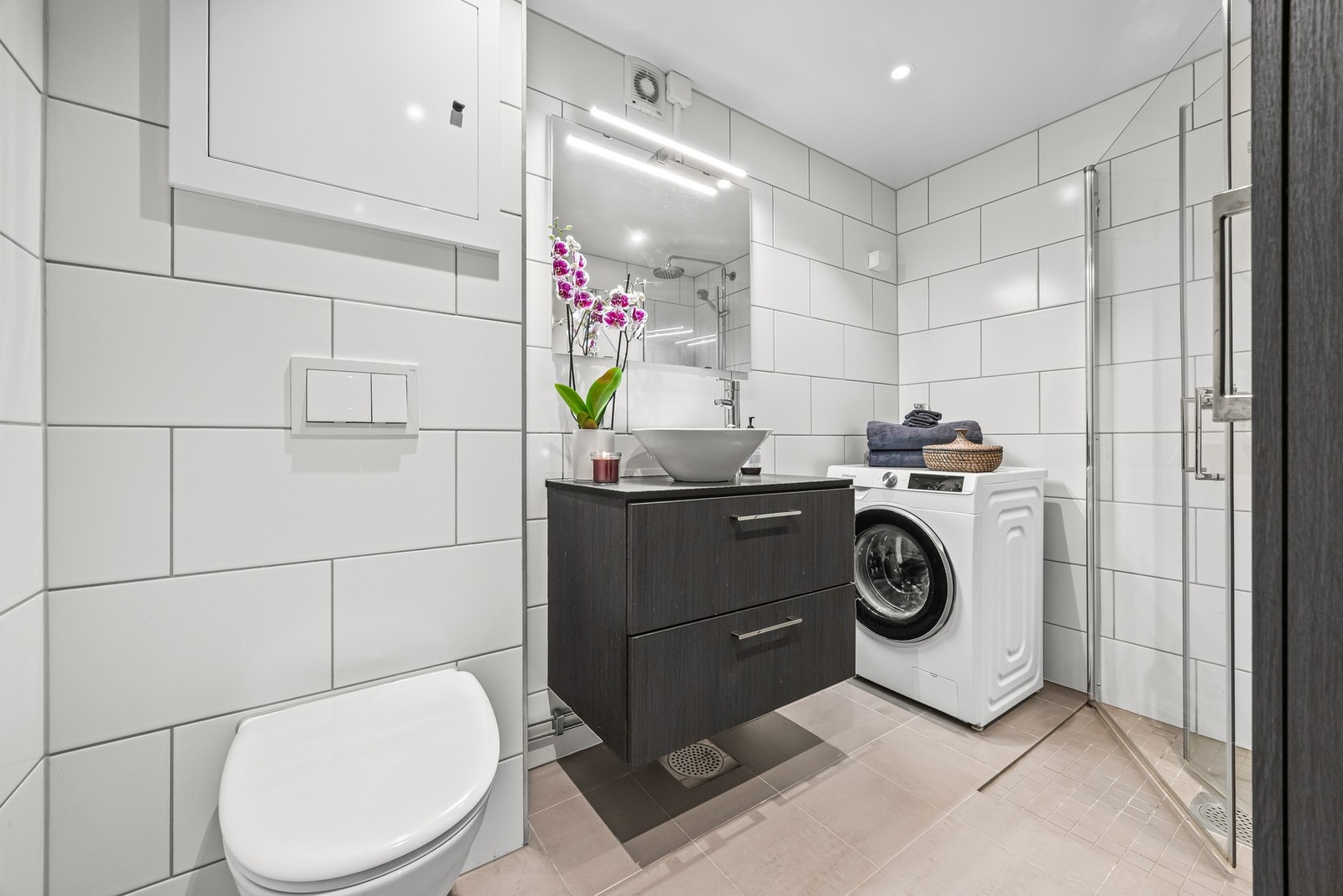 Badet er totalt modernisert i regi av borettslaget i 2018 og fremstår som svært moderne. Galleribilde