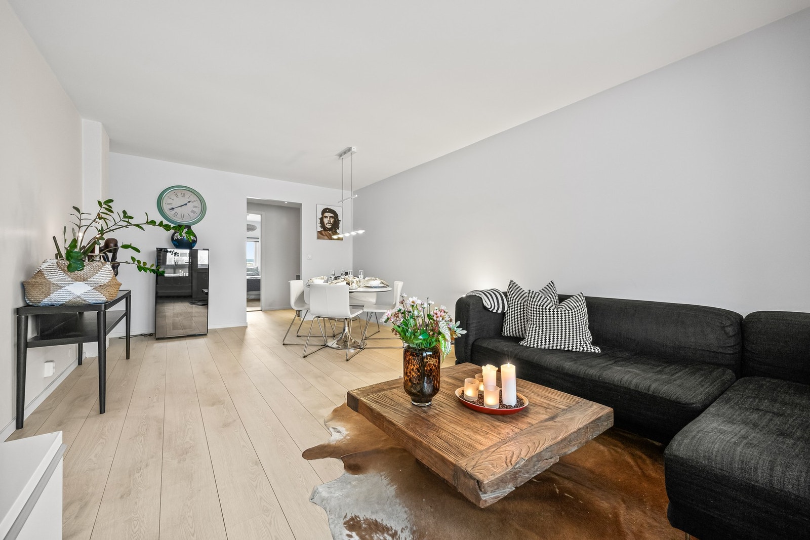 Stue med god plass til sofa- og medieløsninger samt eget spisebord. Galleribilde