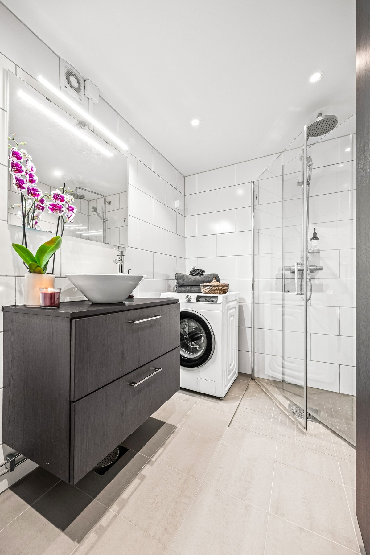 Det ble også utvidet fra original størrelse så det ble plass til bedre dusjløsninger samt opplegg til vaskemaskin. Galleribilde