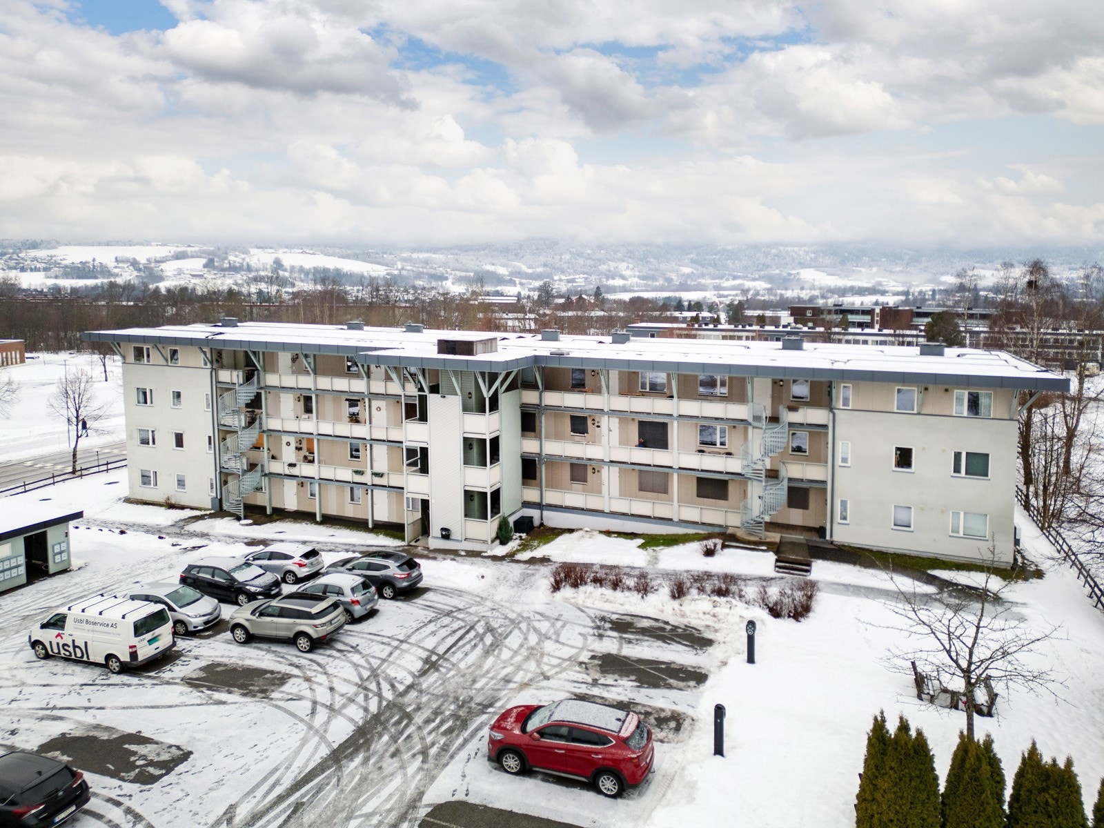 Felles parkeringsplass rett utenfor for beboere og gjester. Galleribilde