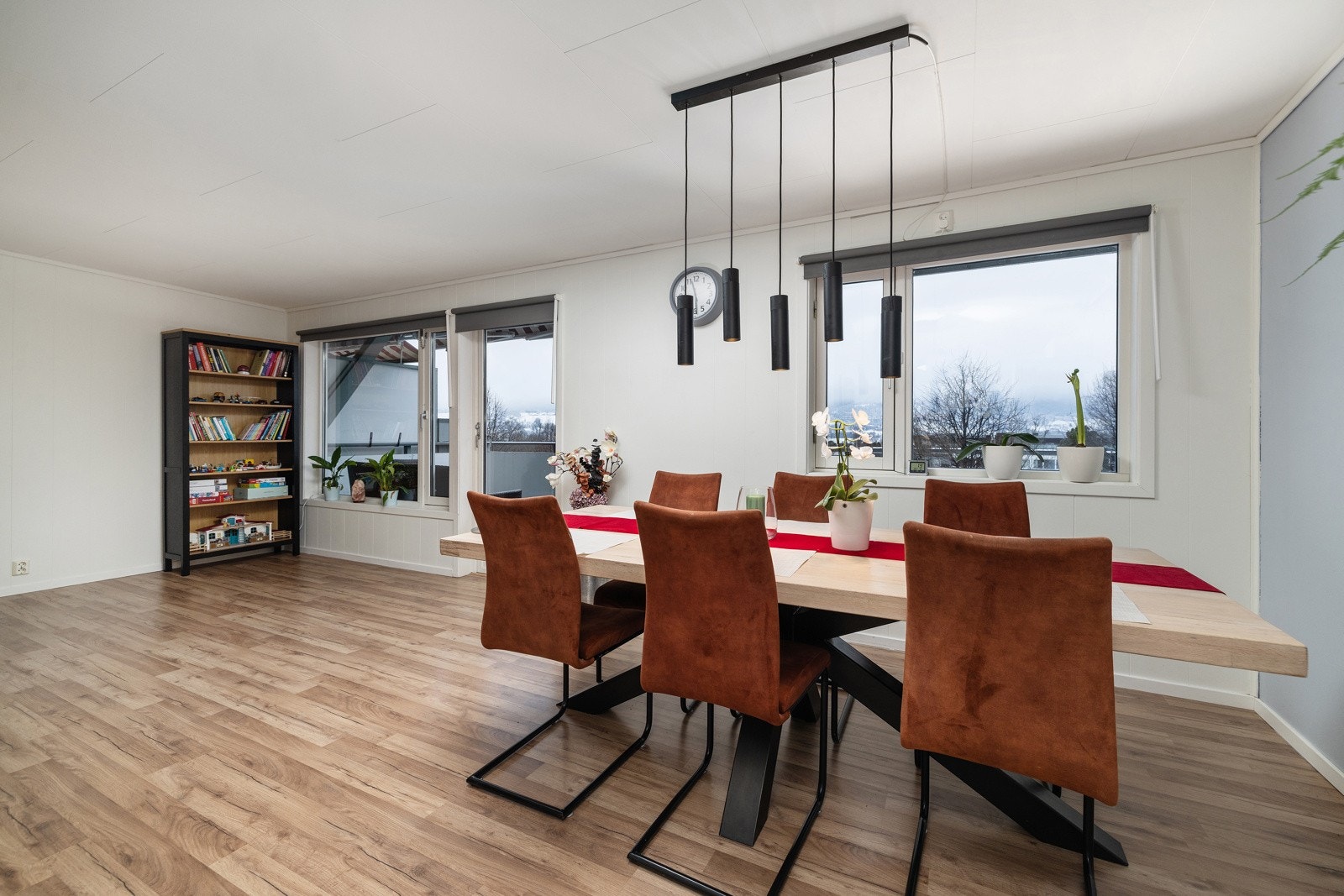 Plass til spisebord og sofagruppe i egne soner. Galleribilde