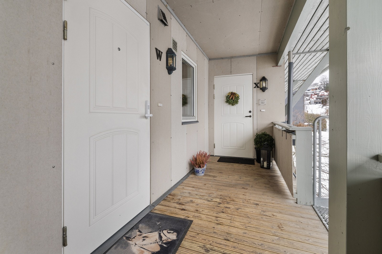 Felles svalgang. Heis i bygget. Galleribilde