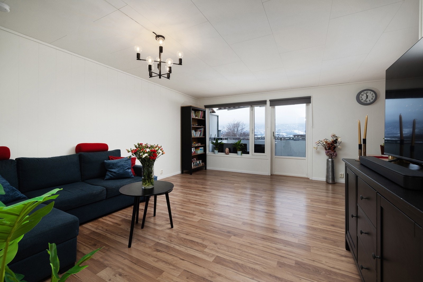 Overflater i lyse fargetoner og laminat på gulvet med behagelig varme. Galleribilde