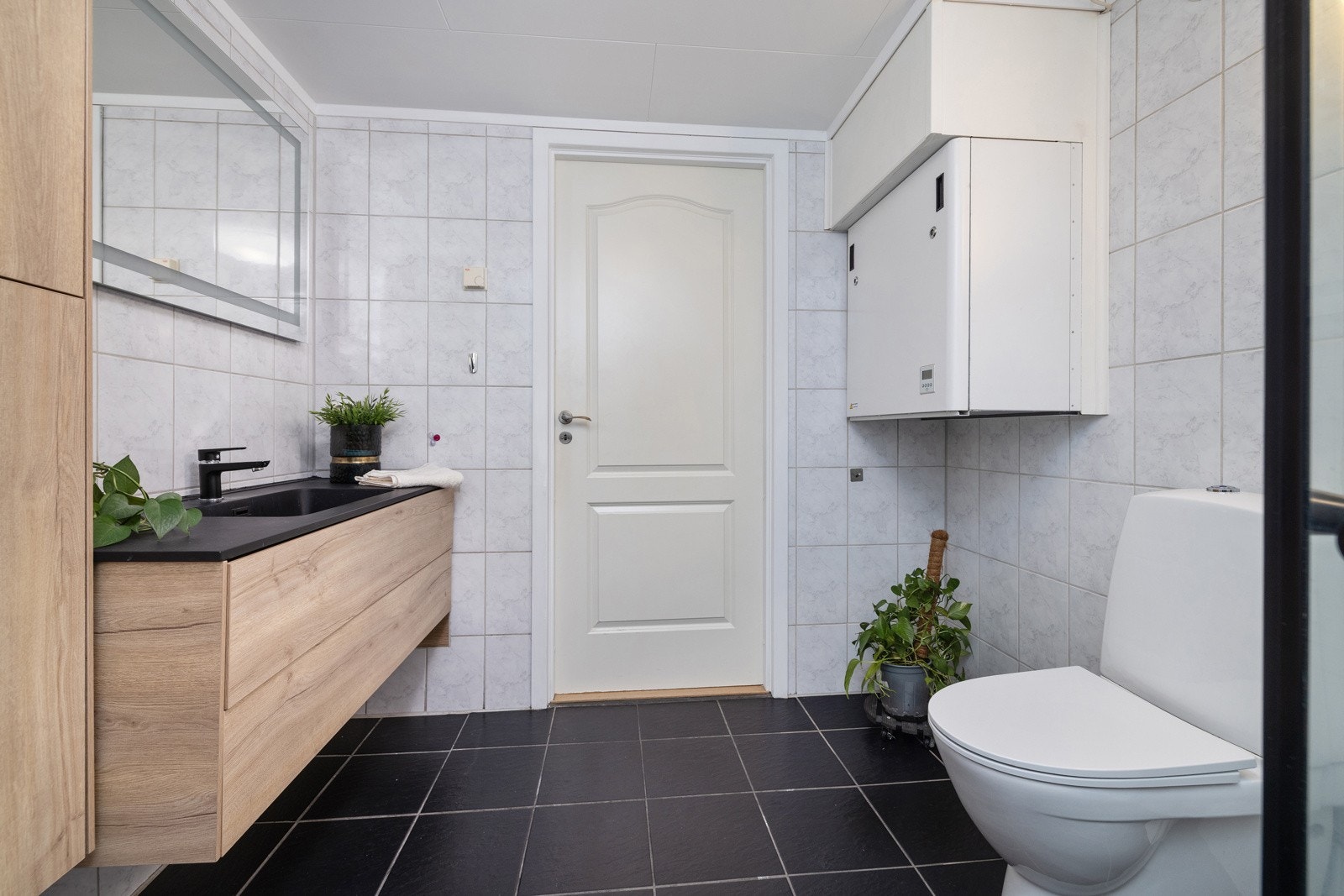 Nyere innredning med god plass til baderomsartiklene. Galleribilde