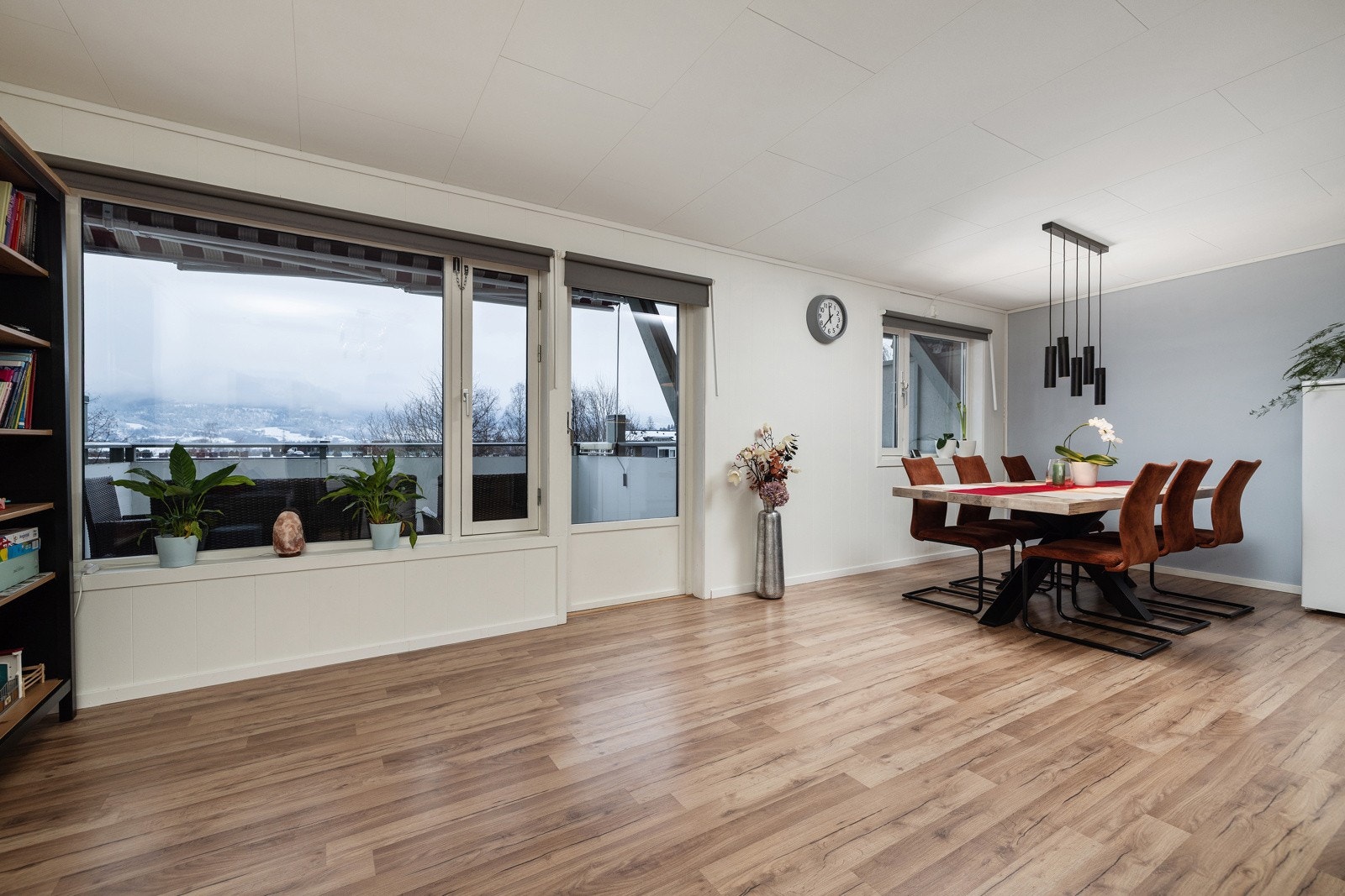 I tillegg bidrar de store vinduene til mengder med dagslys. Utgang til balkongen. Galleribilde