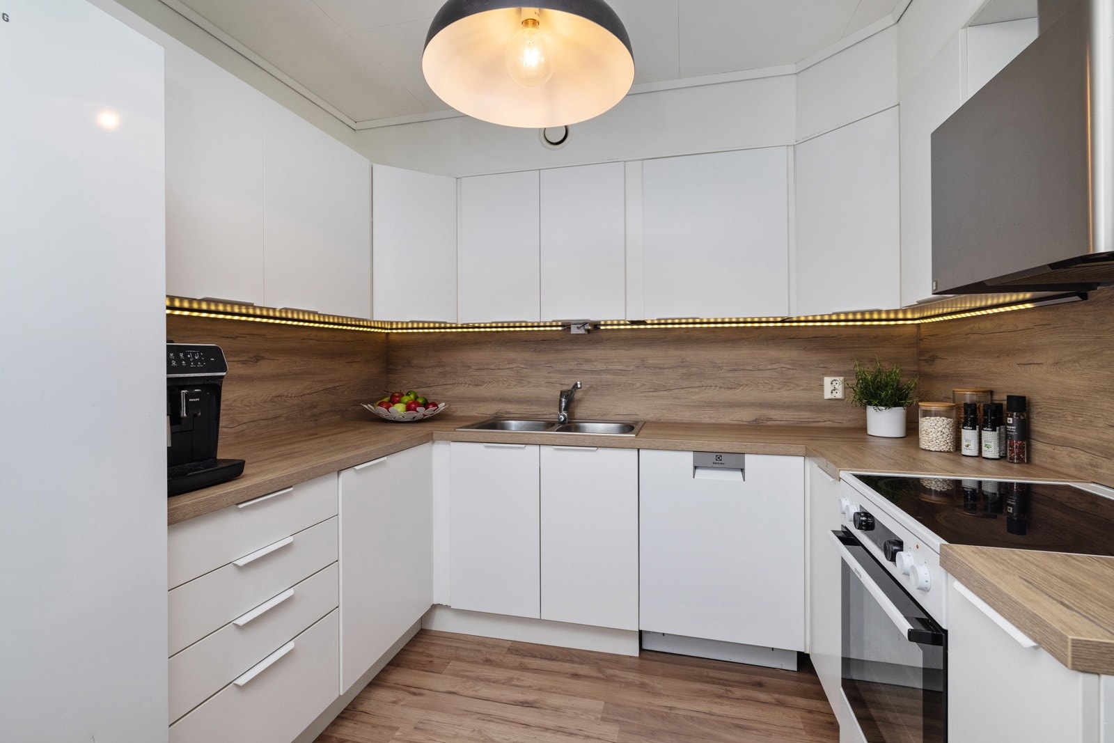 Ifølge eier er fronter, benkeplate og plater på vegg over benkeplaten byttet i nyere tid, selve innredning for uten om et skap er eldre. Galleribilde