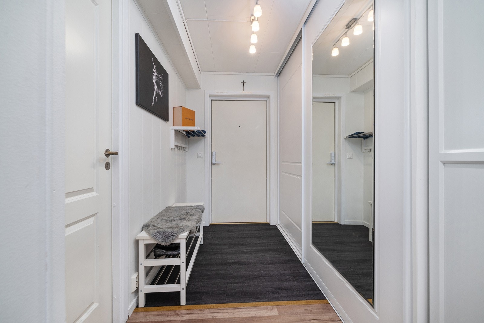 Entré med skyvedørsgarderobe og kodelås på ytterdøren. Galleribilde