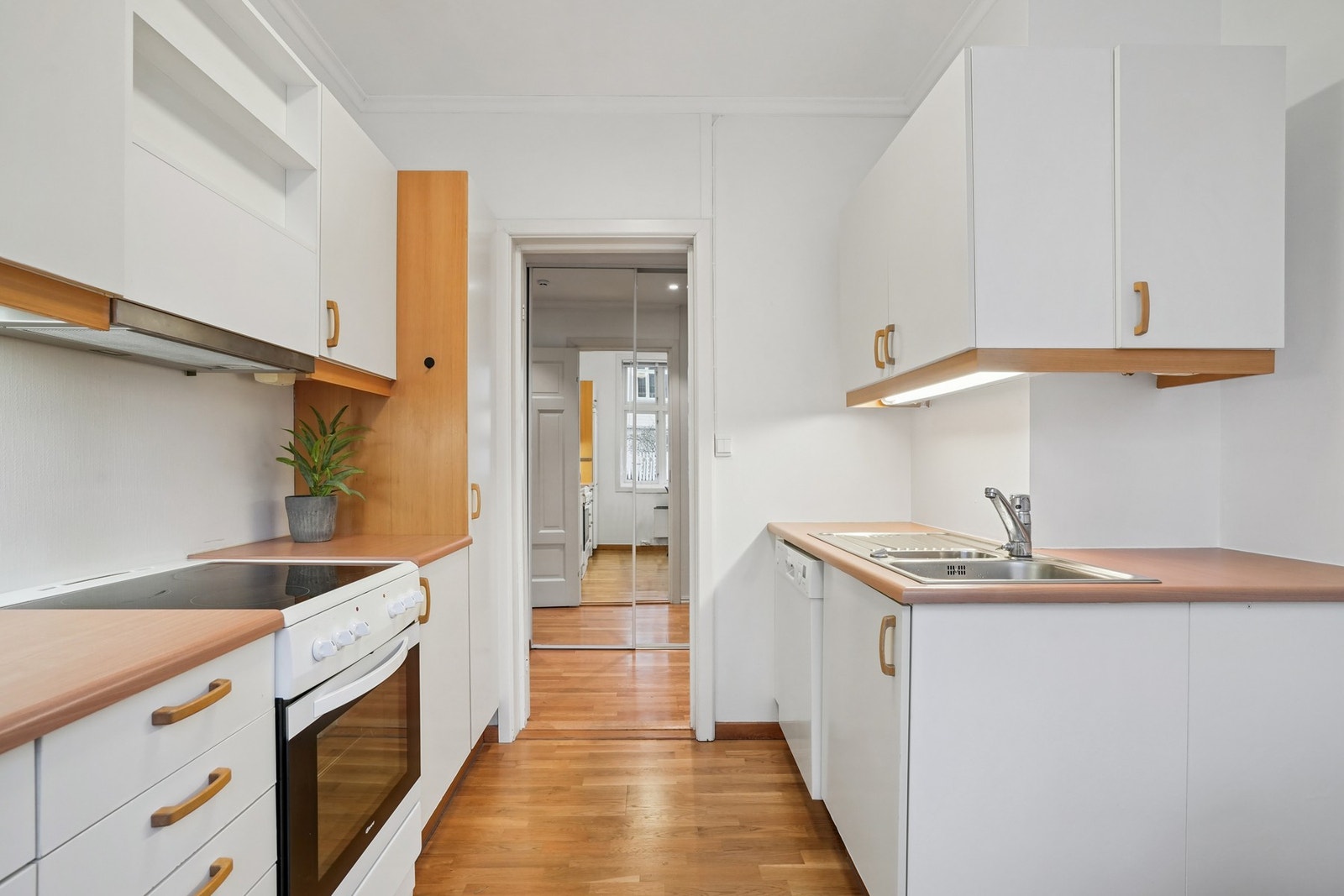 Ny varmtvannsbereder på 120 i 2015. Denne er plassert i kjøkkenskap bak oppvaskkum. Galleribilde