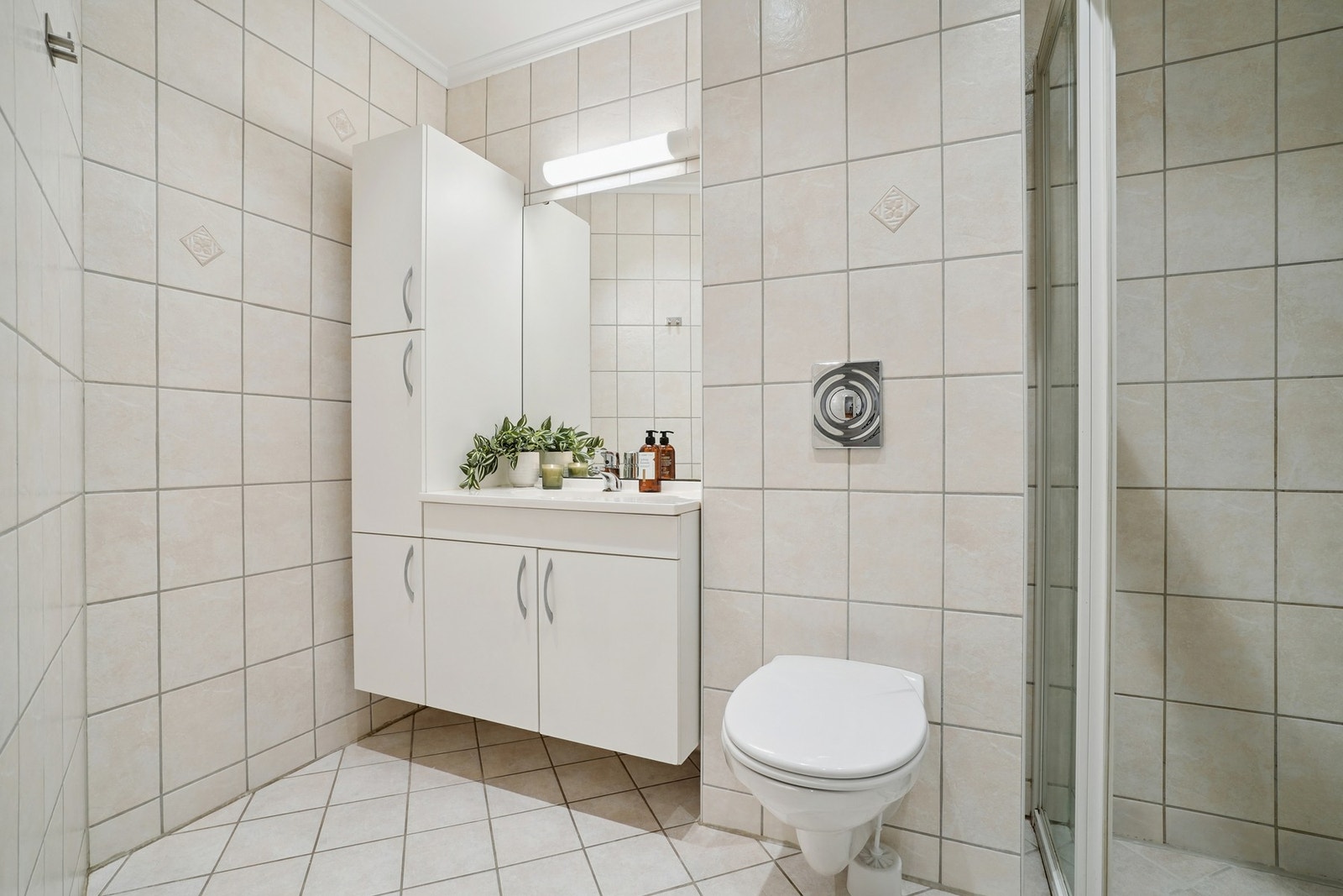 Helfliset bad/vaskerom med elektriske varmekabler. Spotter i himling. Galleribilde