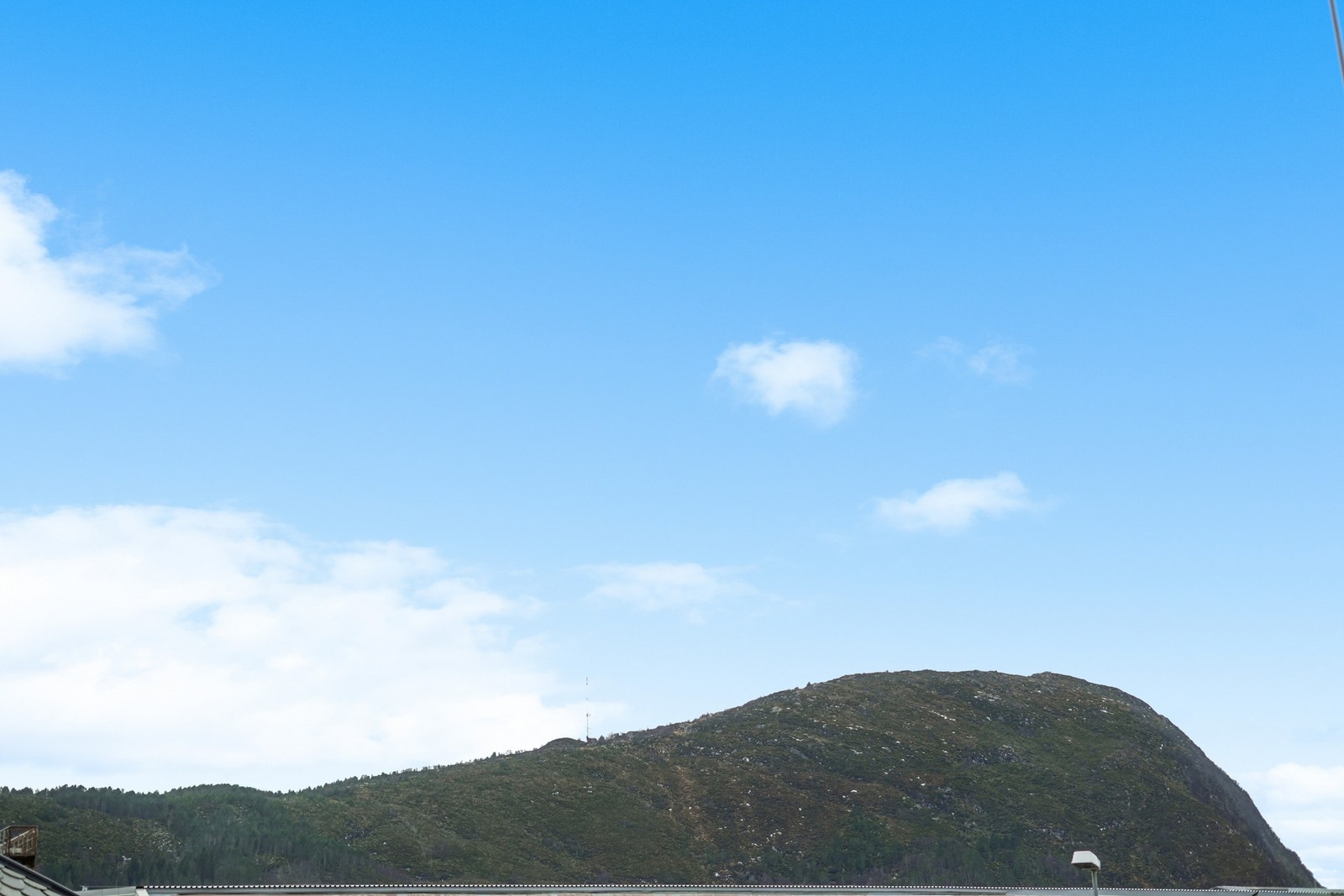 Utsikten mot Sukkertoppen du har fra stuen og soverommet. Galleribilde