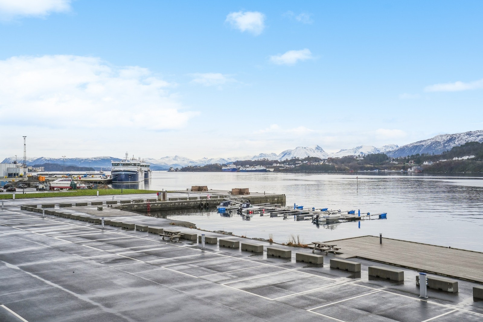 Pent opparbeidet område ved sjøen med bademuligheter i kvartalet nedenfor leiligheten. Galleribilde