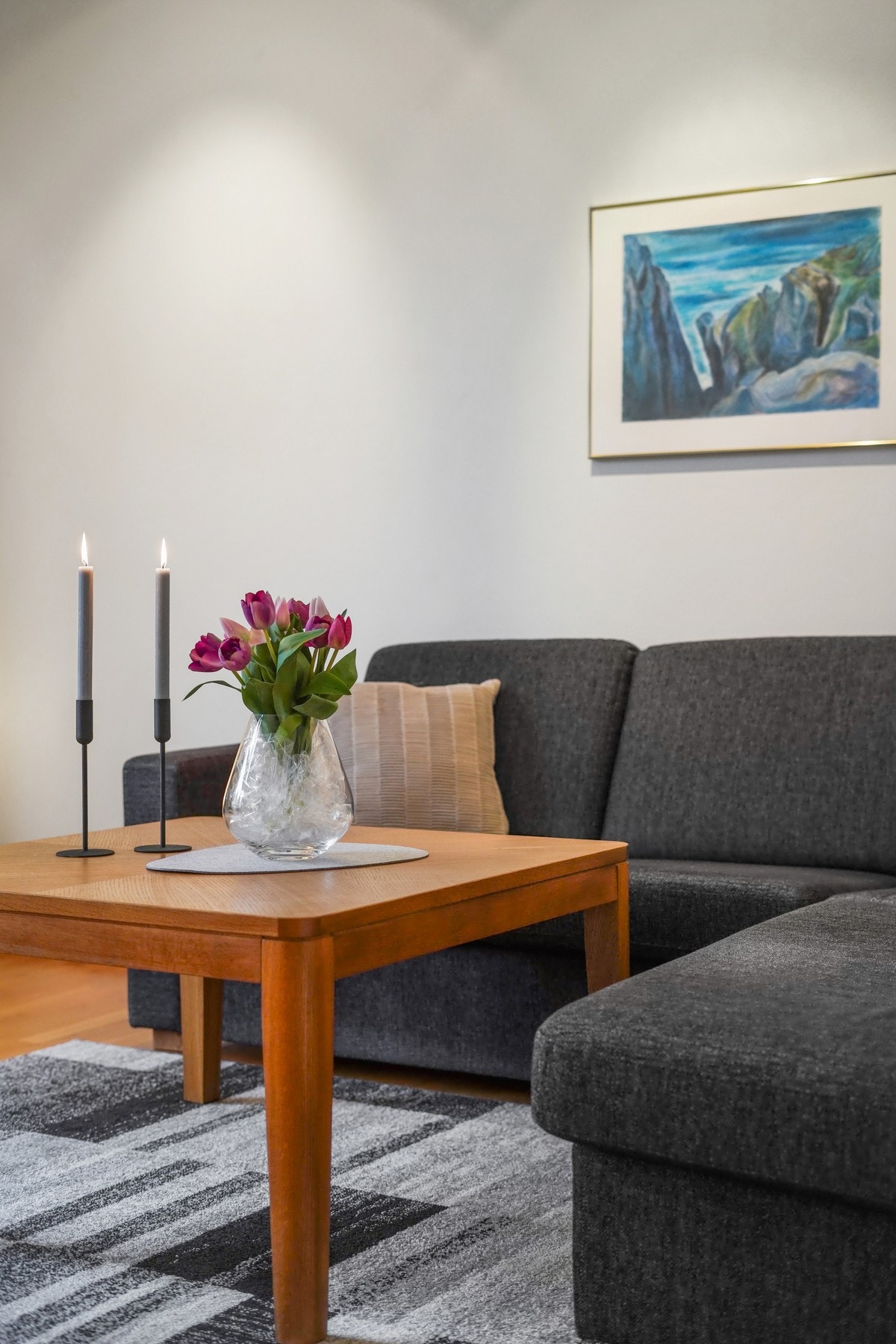 Fellesutgifter pr mnd: kr 2496,- inkluderer kom.avg, forsikring, strøm fellesareal og internett. Galleribilde