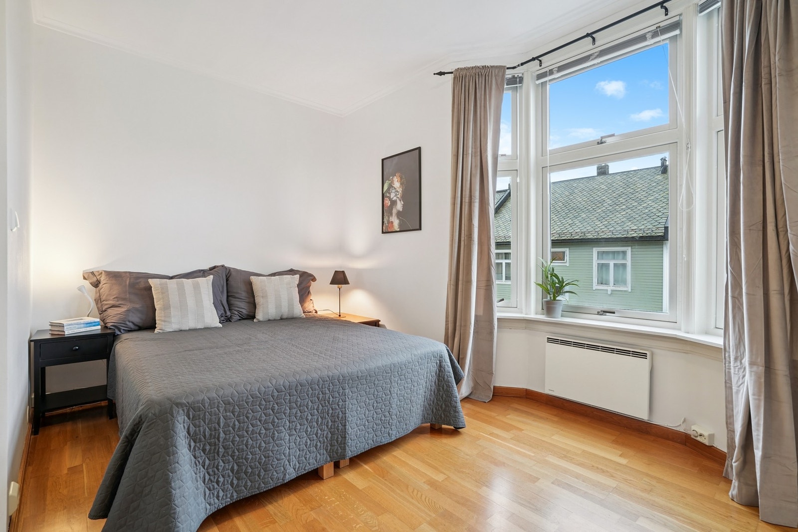 Hovedsoverom med plass til dobbeltseng og nattbord. Pent karnapp og vindusflater mot sør. Siemens panelovn medfølger i handelen - samt persienner og gardinstang. Galleribilde