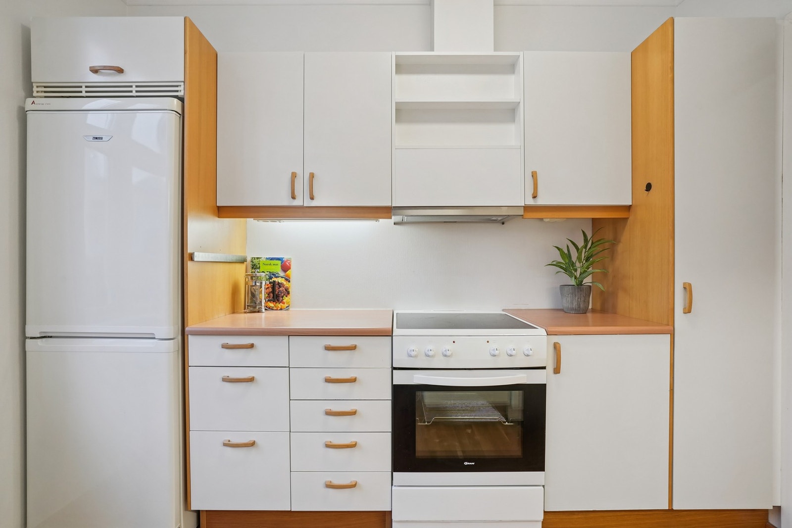 Det er montert belysning under overskap. Galleribilde