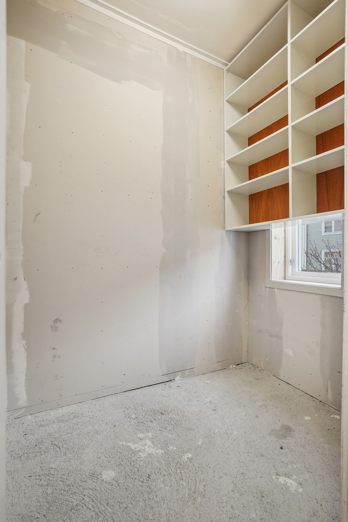 Bod i sokkeletasje med plass til sykkel, fryser osv. Galleribilde