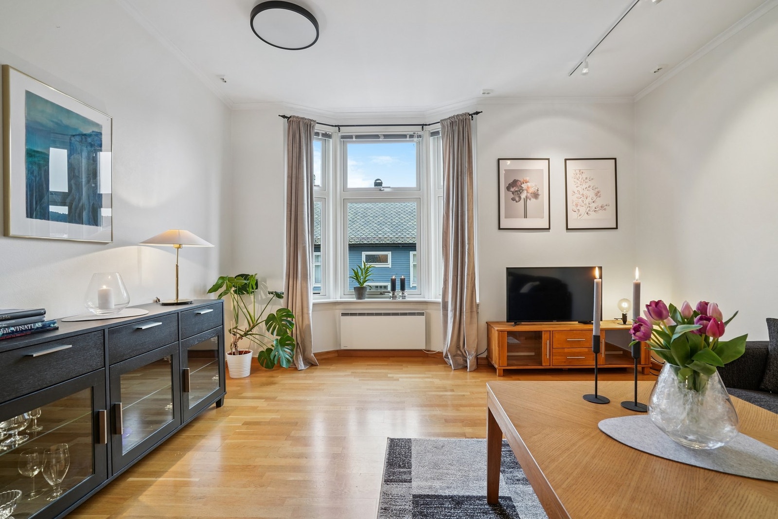 Vindusflater mot sør slipper inn rikt med naturlig lys gjennom dagen. Siemens veggmontert panelovn medfølger i handelen. Galleribilde