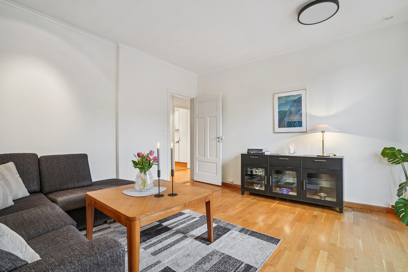 Stuen har et lyst uttrykk med parkettgulv og malter slette flater på veggene. Galleribilde