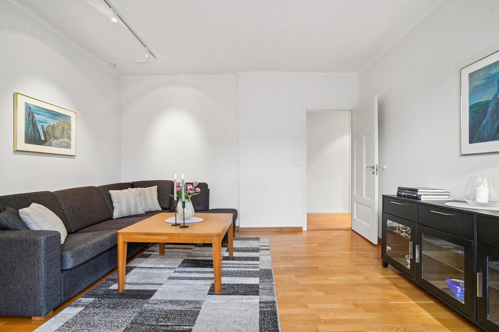 Det er god plass til å møblere med en sittegruppe på stuen. Galleribilde