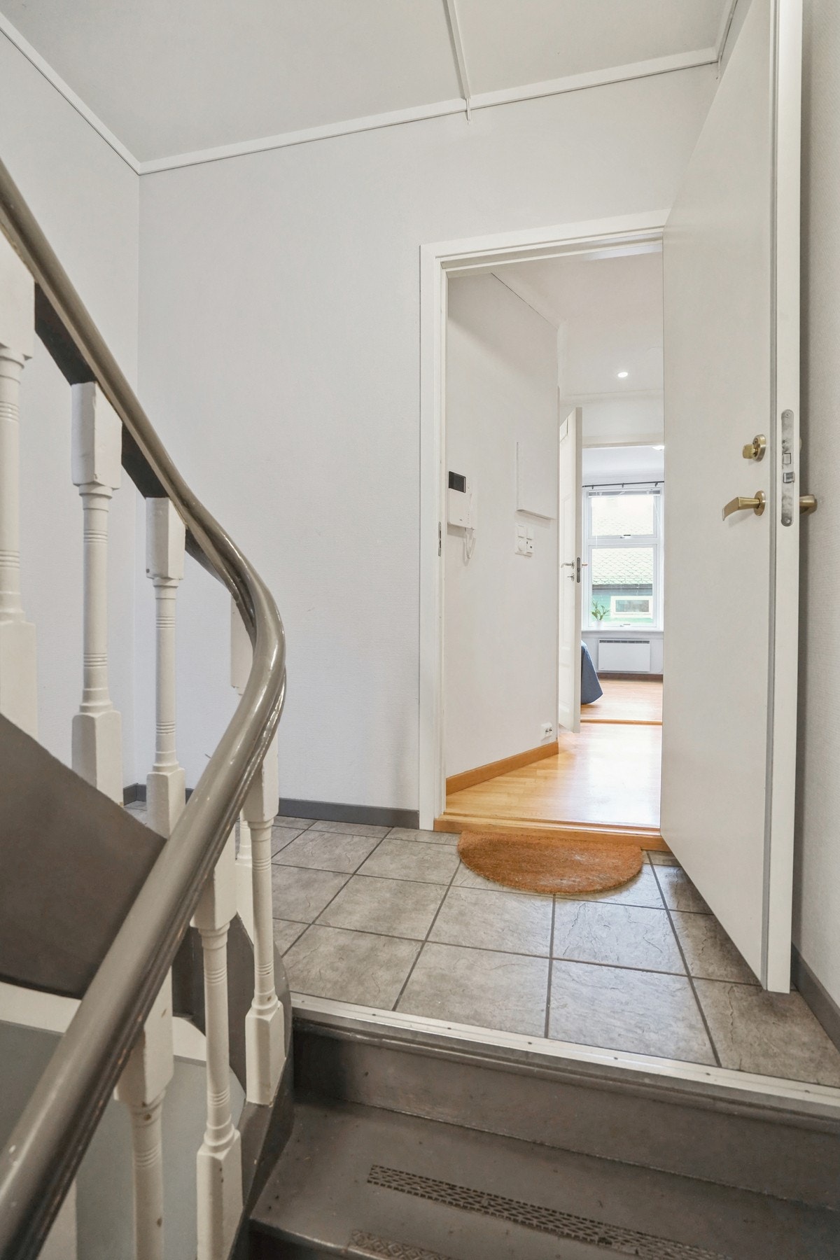 Trappegang og entré til leiligheten. Galleribilde