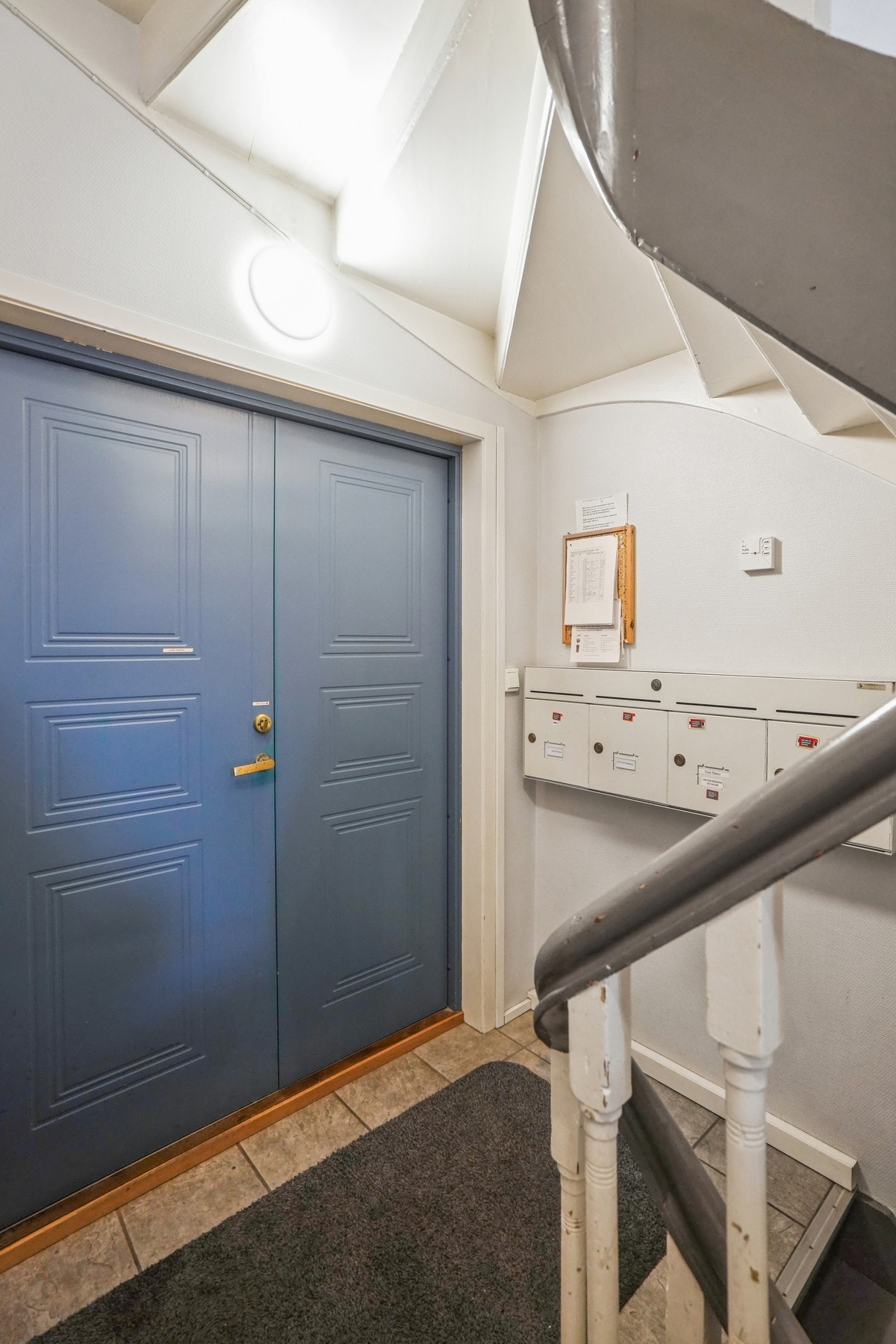 Felles entré for bygningen. Det er montert porttelefon med kamera. Galleribilde