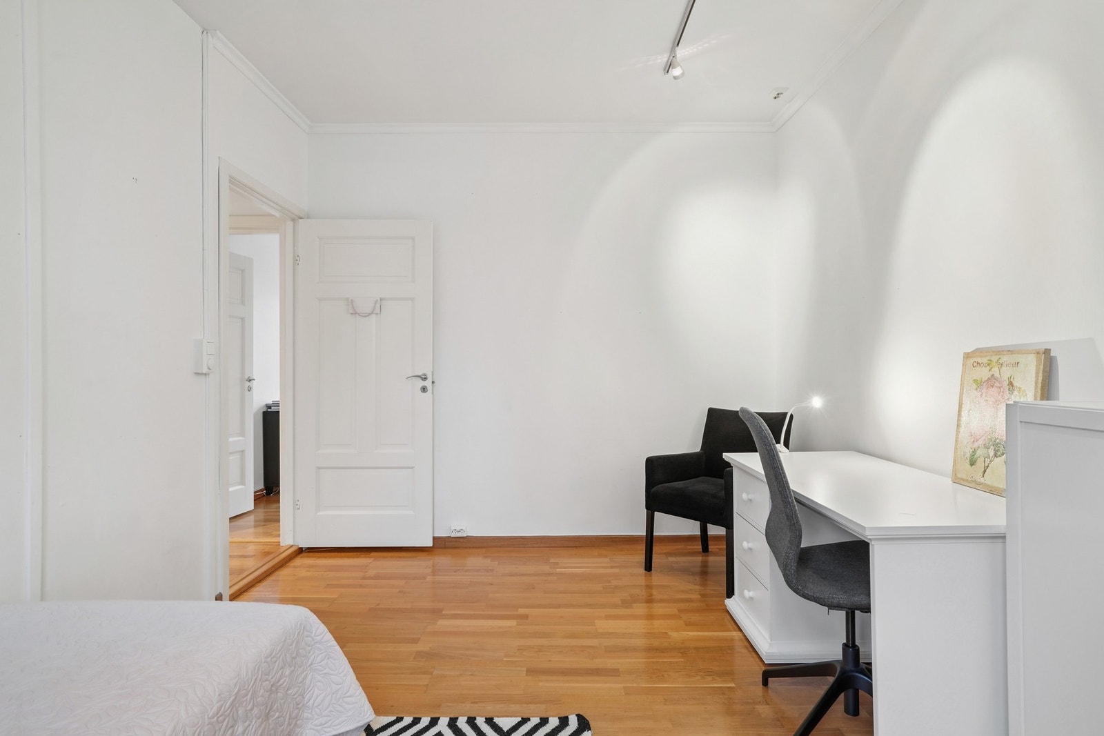 Det er god plass til kommode/skrivebord i rommet. Ledspottskinne i himling. Galleribilde