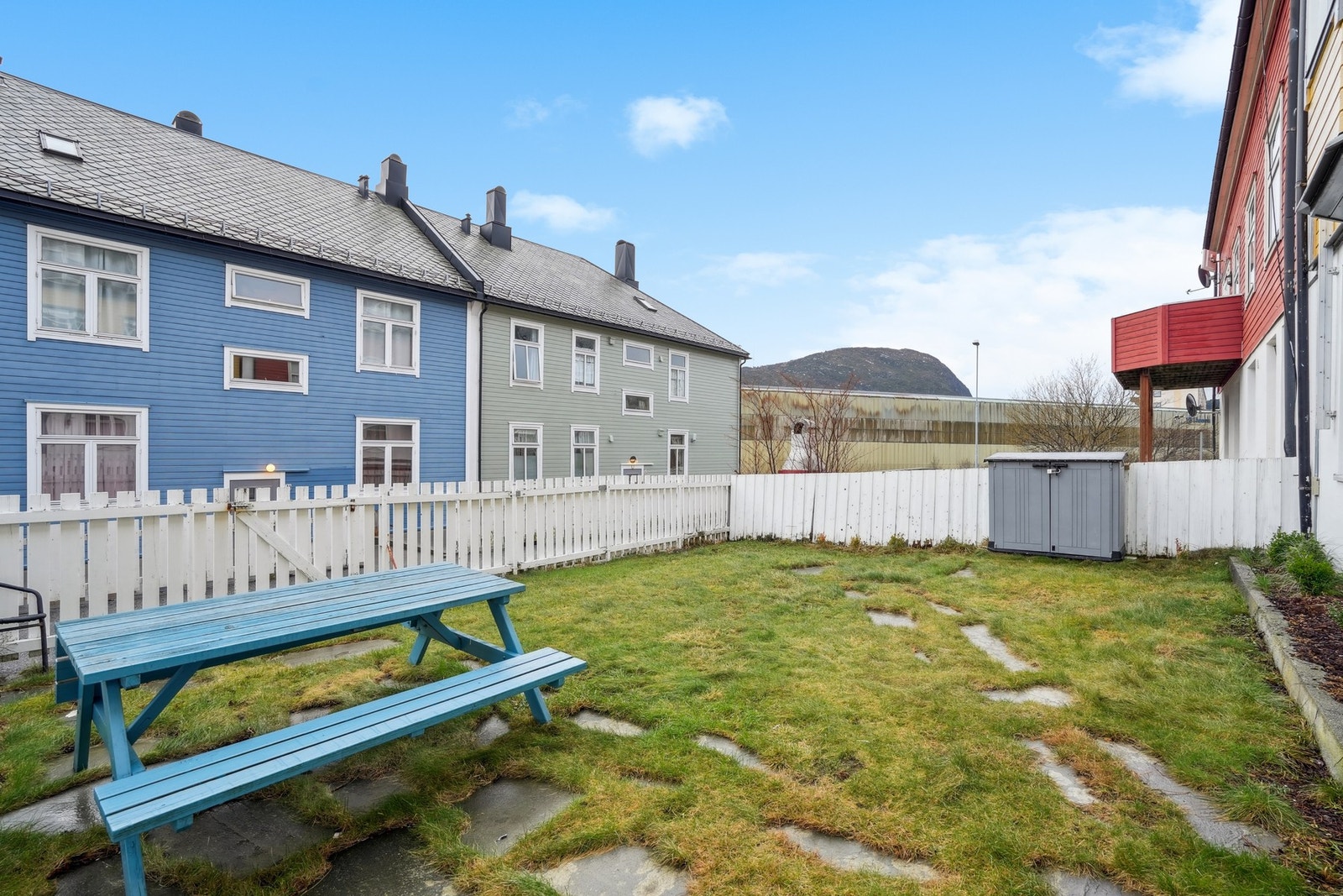 Fin sørvendt felles hage for sameiet, med gode solforhold. Galleribilde