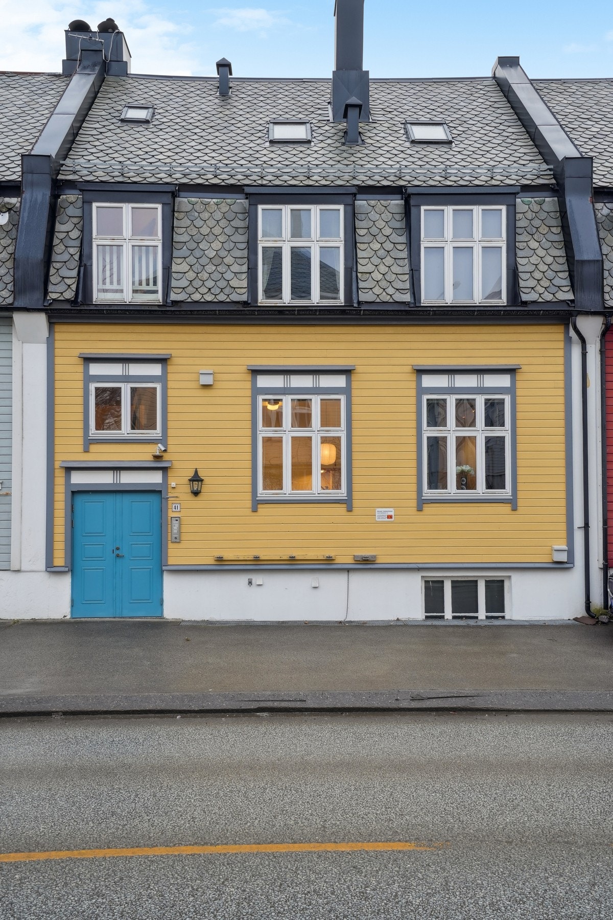 Det er seriekoblet røykvarslere i hele bygningen. Galleribilde