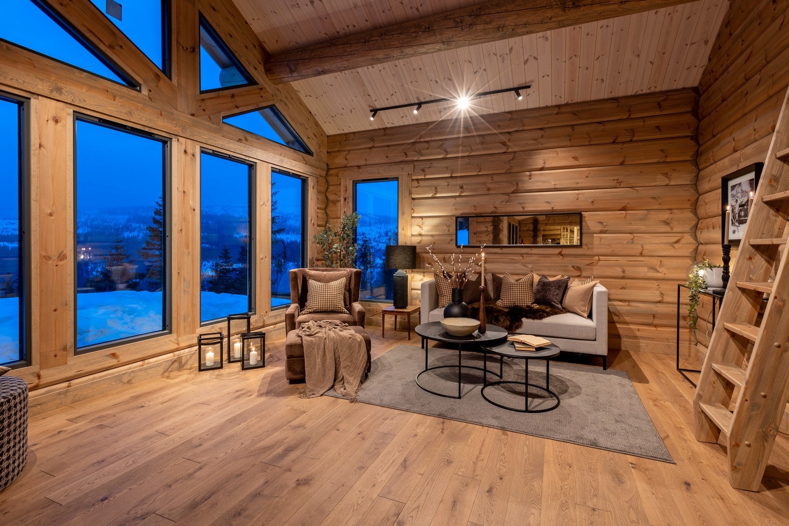 Trapp opp til et hemsrom fra stuen Galleribilde