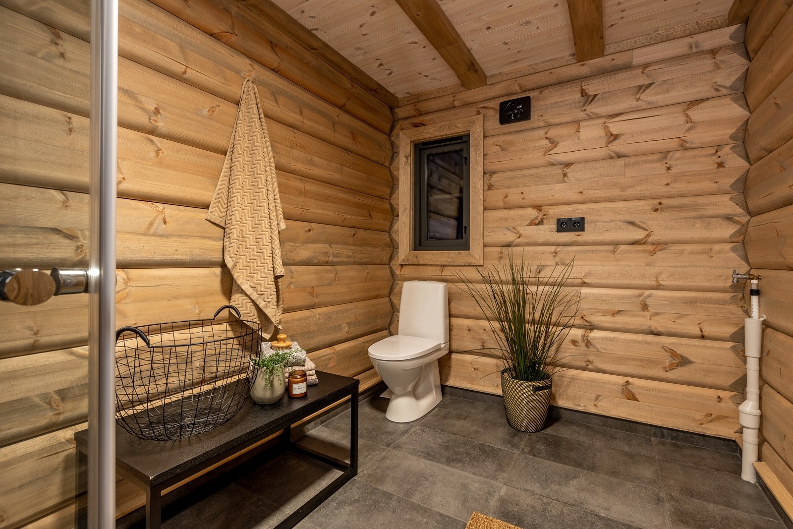 Begge bad har gulvmontert toalett. Galleribilde