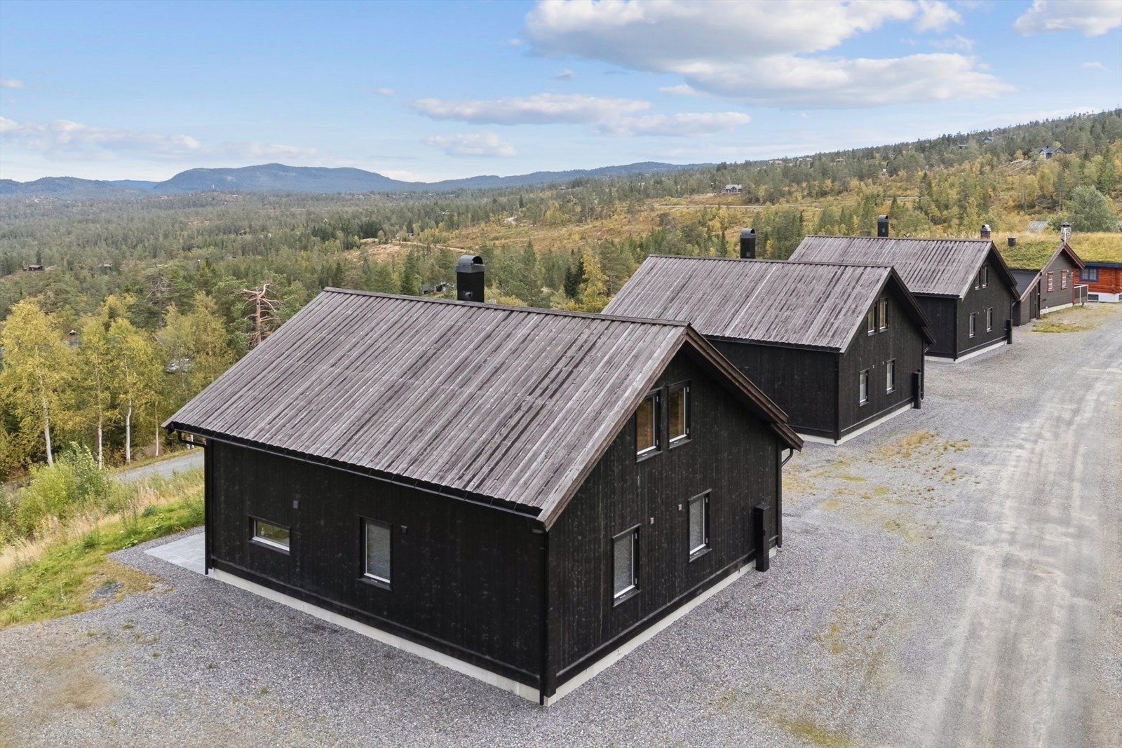 Fin beliggenhet med flott turterreng rett utenfor døra samt ca 250 meter til Gvelven kro. Galleribilde