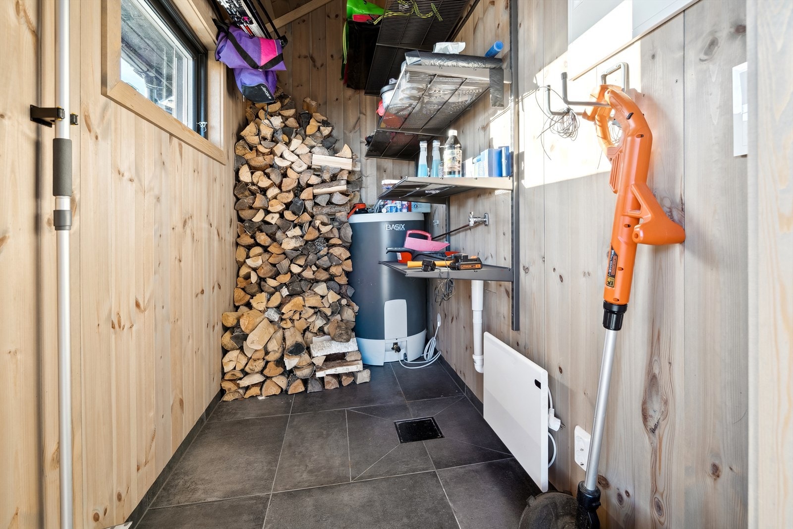 Isolert bod ved inngangspartiet med bla opplegg for vaskemaskin Galleribilde